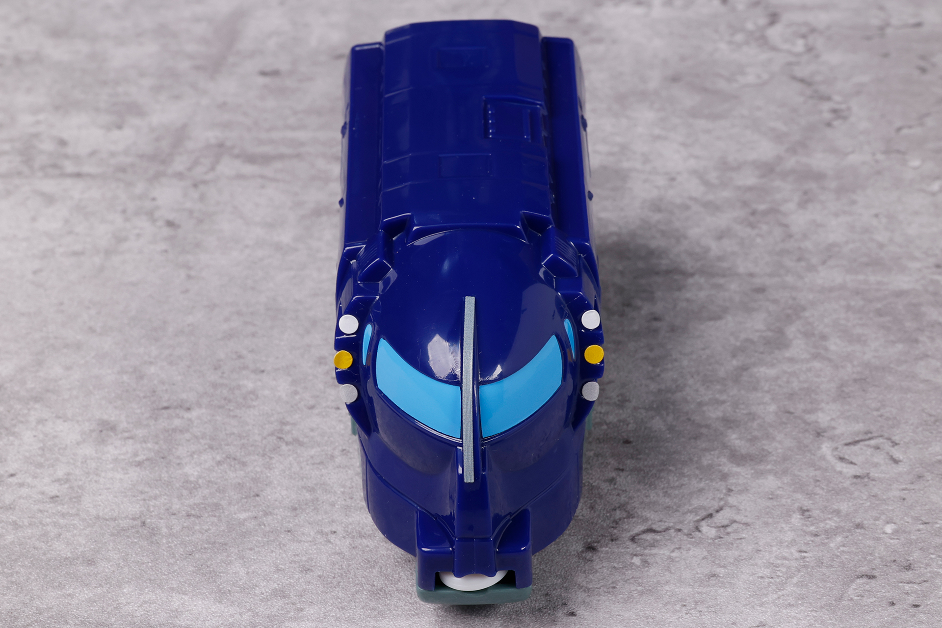 青い車両が目印の南海ラピート