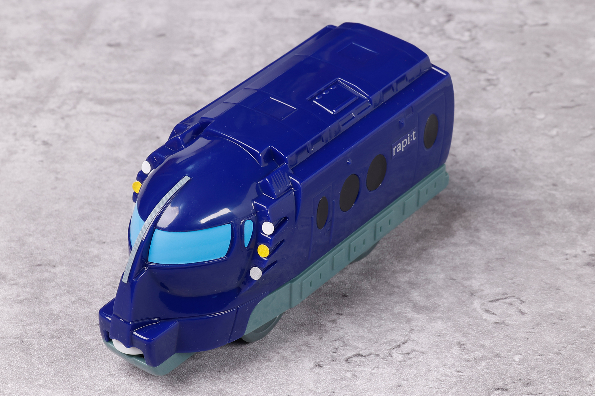 前面の左右には3つのライトが取り付けられている