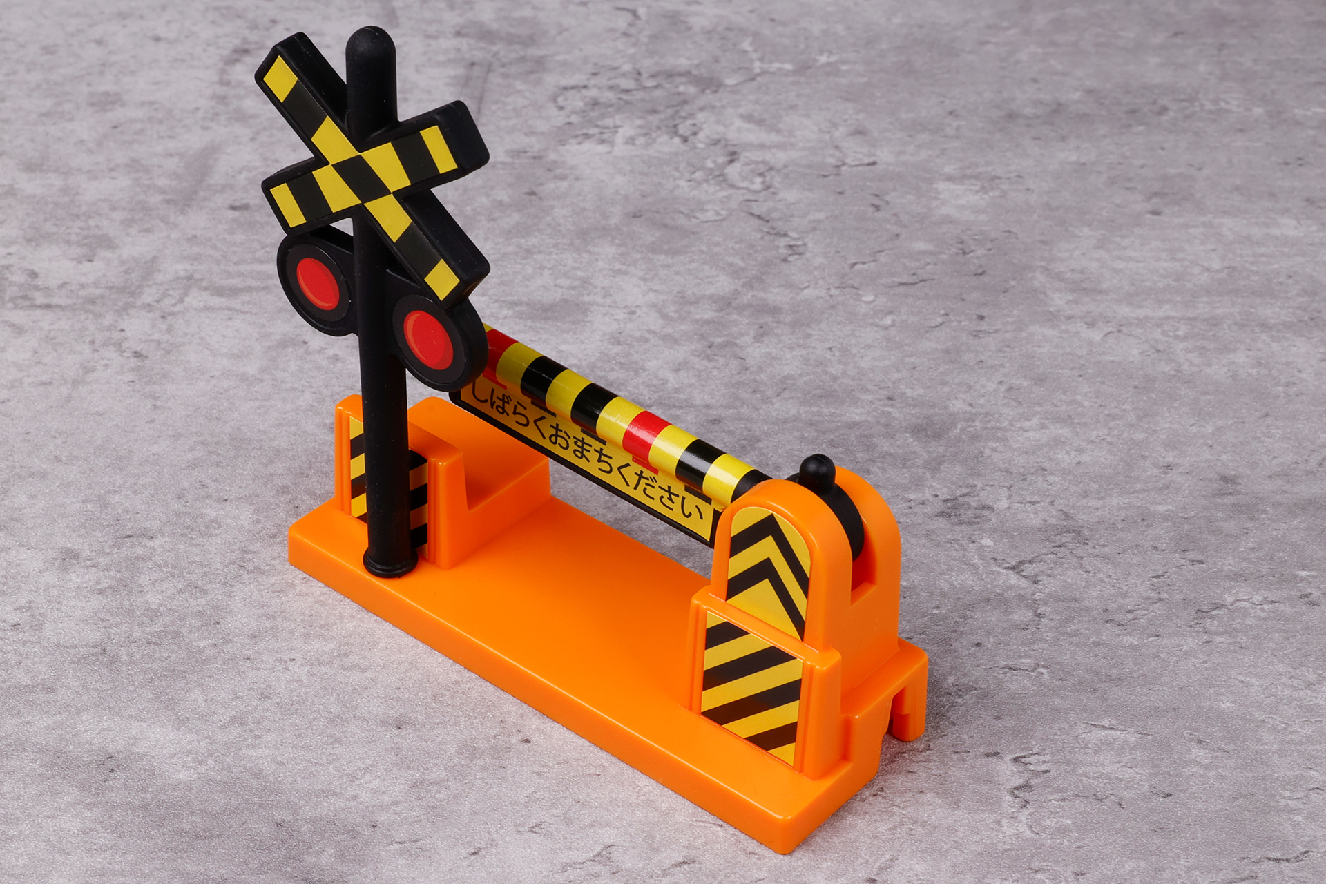 情景パーツの踏切自体の厚さはそれほどない