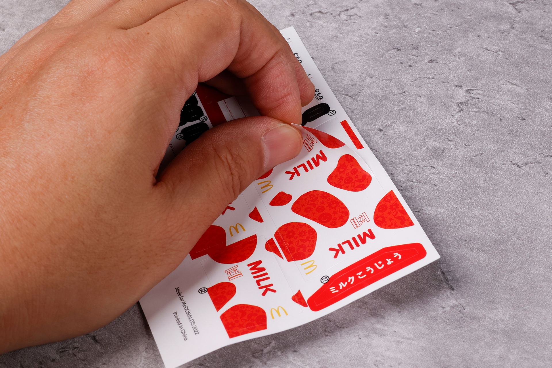 まずは車両と情景パーツにシールを貼っていこう