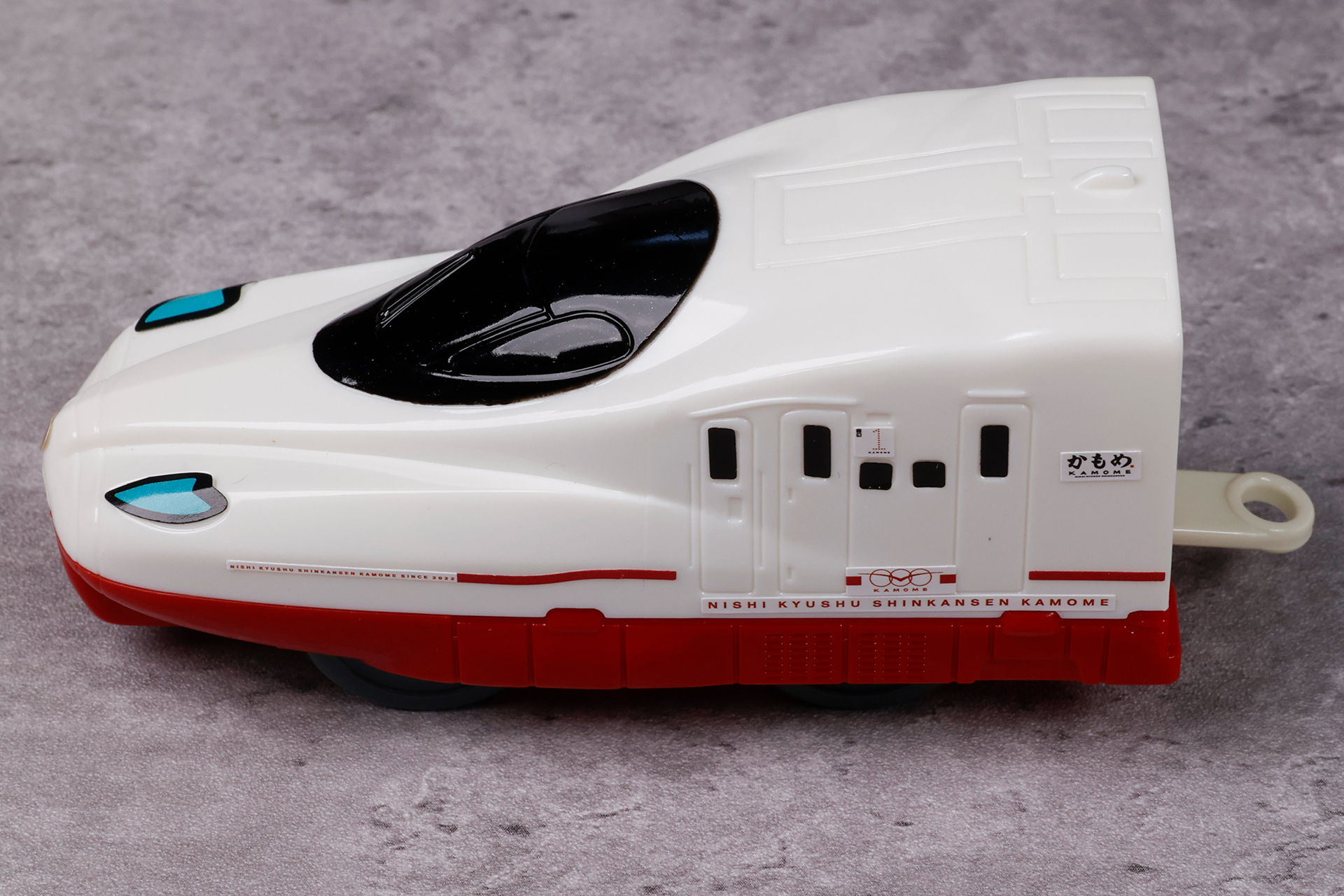 側面側の細かなデザインは、シールで再現されている