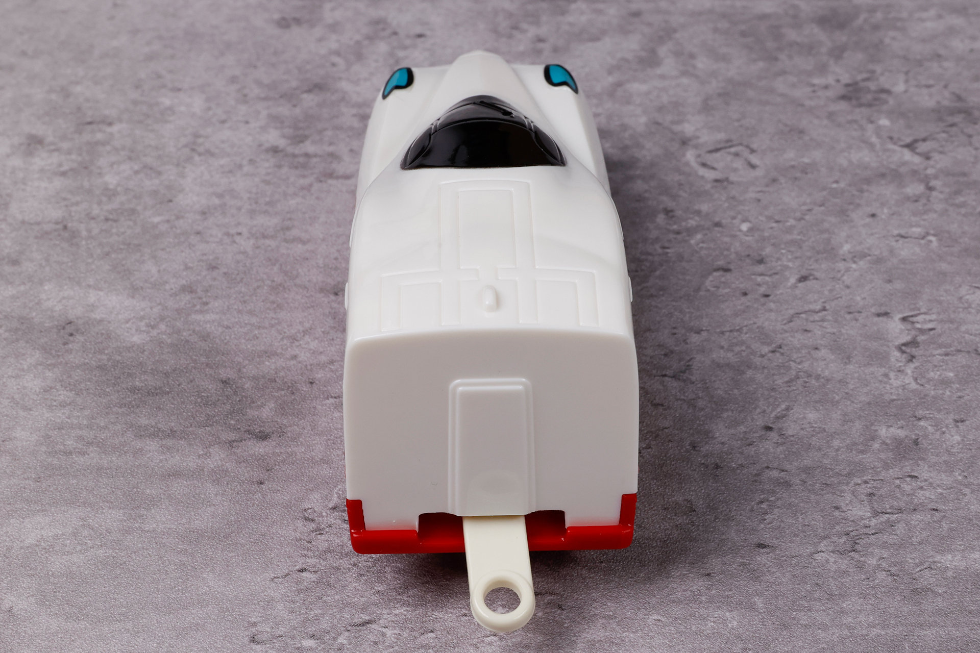 後ろ側から見ても、屋根部分のデザインや大きな窓が目立つ