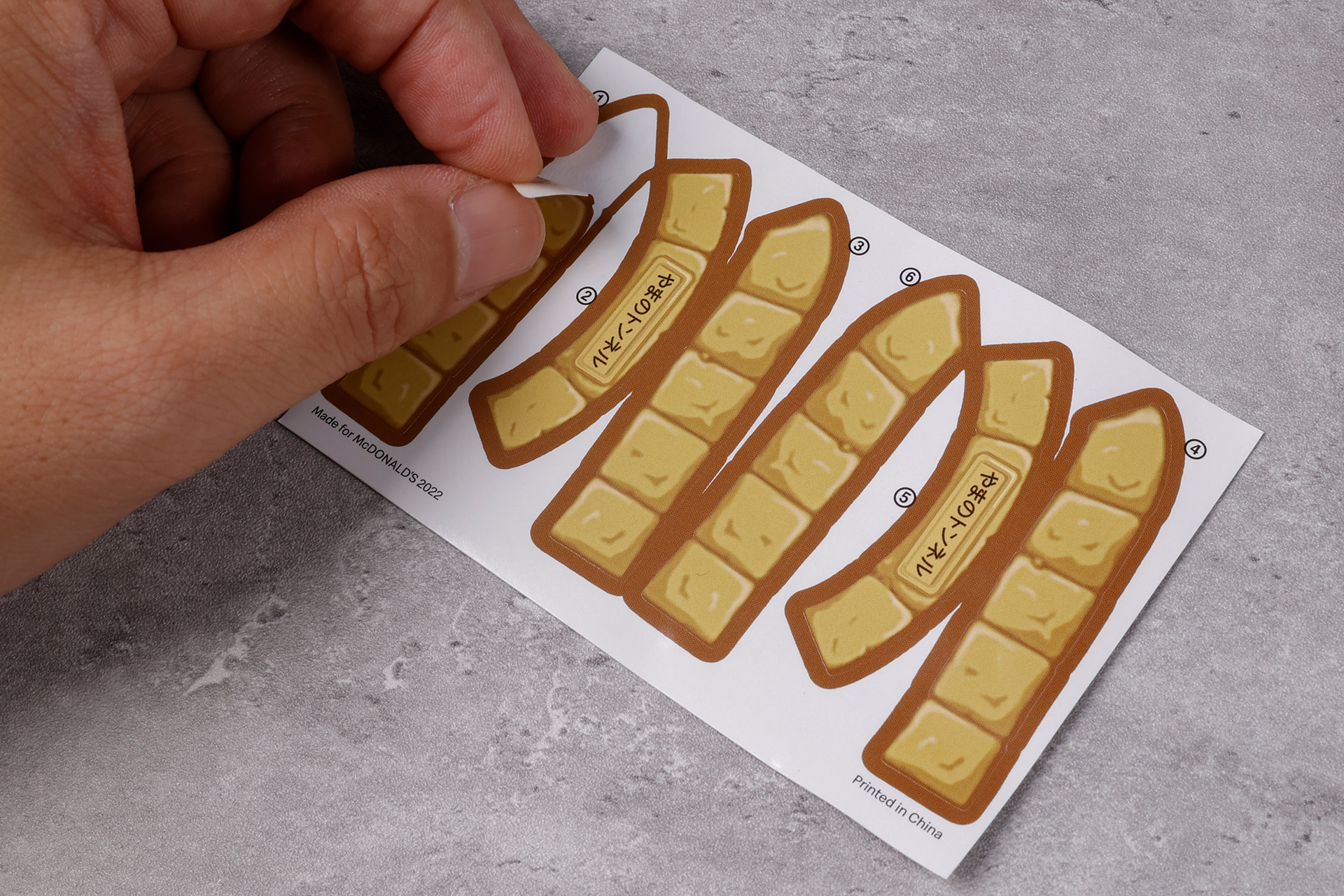 まずは車両と情景パーツにシールを貼っていこう