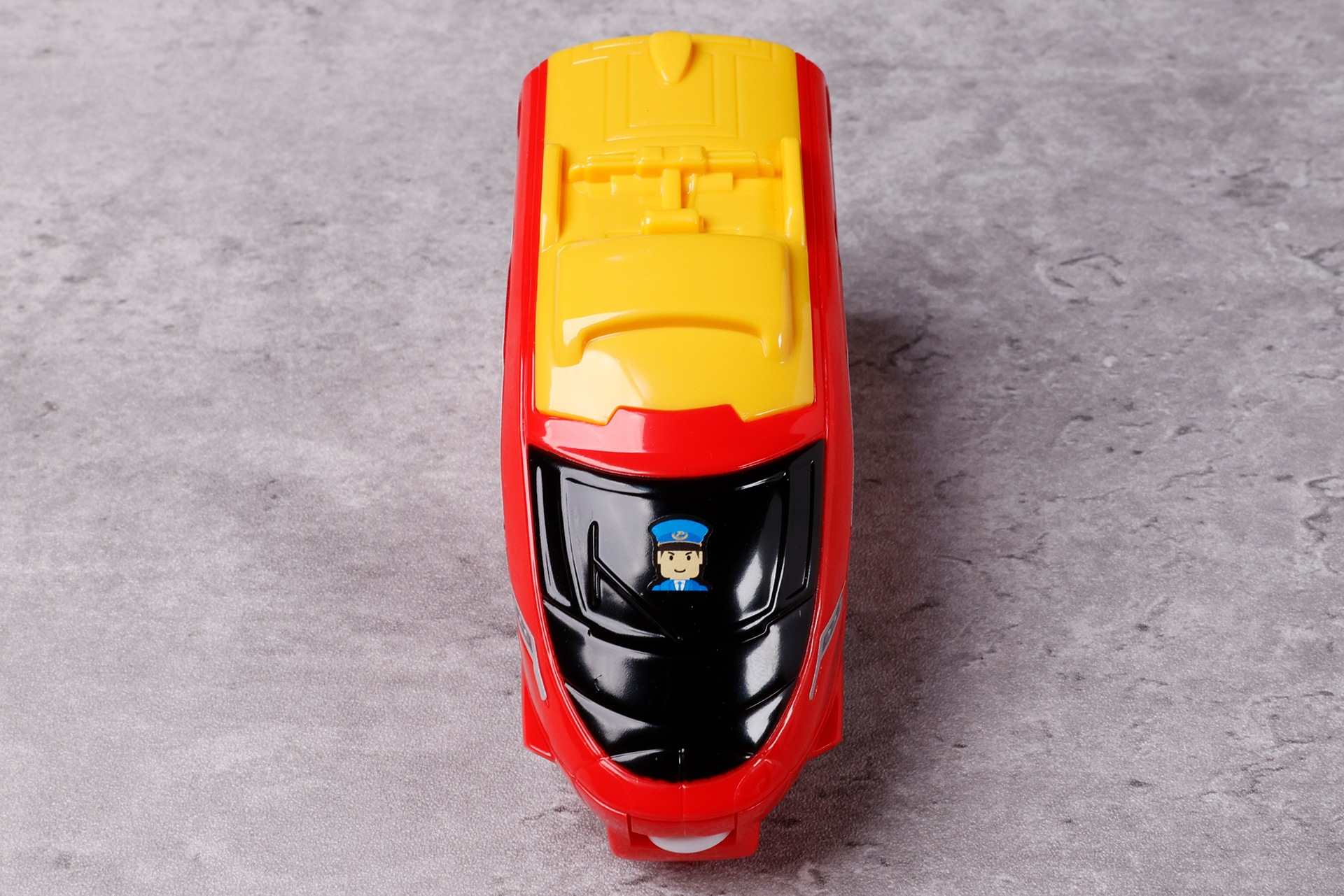 前面の運転席部分に、運転士のシールが貼られているのが特徴的だ