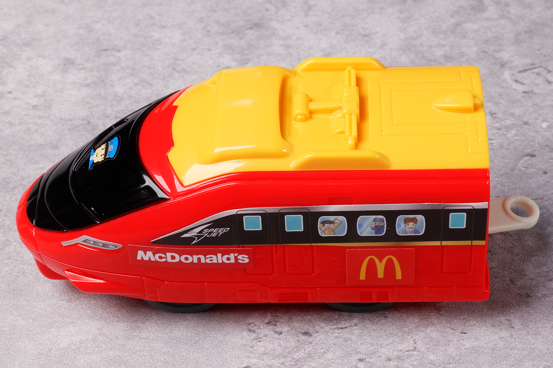 マクドナルドカラーになっており、ロゴマークも付けられている