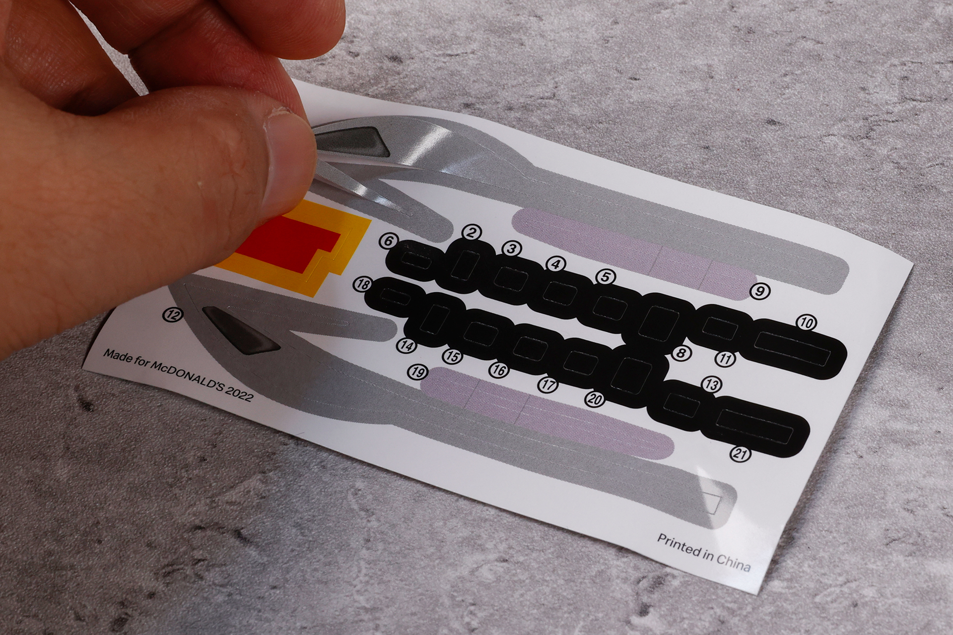 まずはシールを車両に貼っていこう