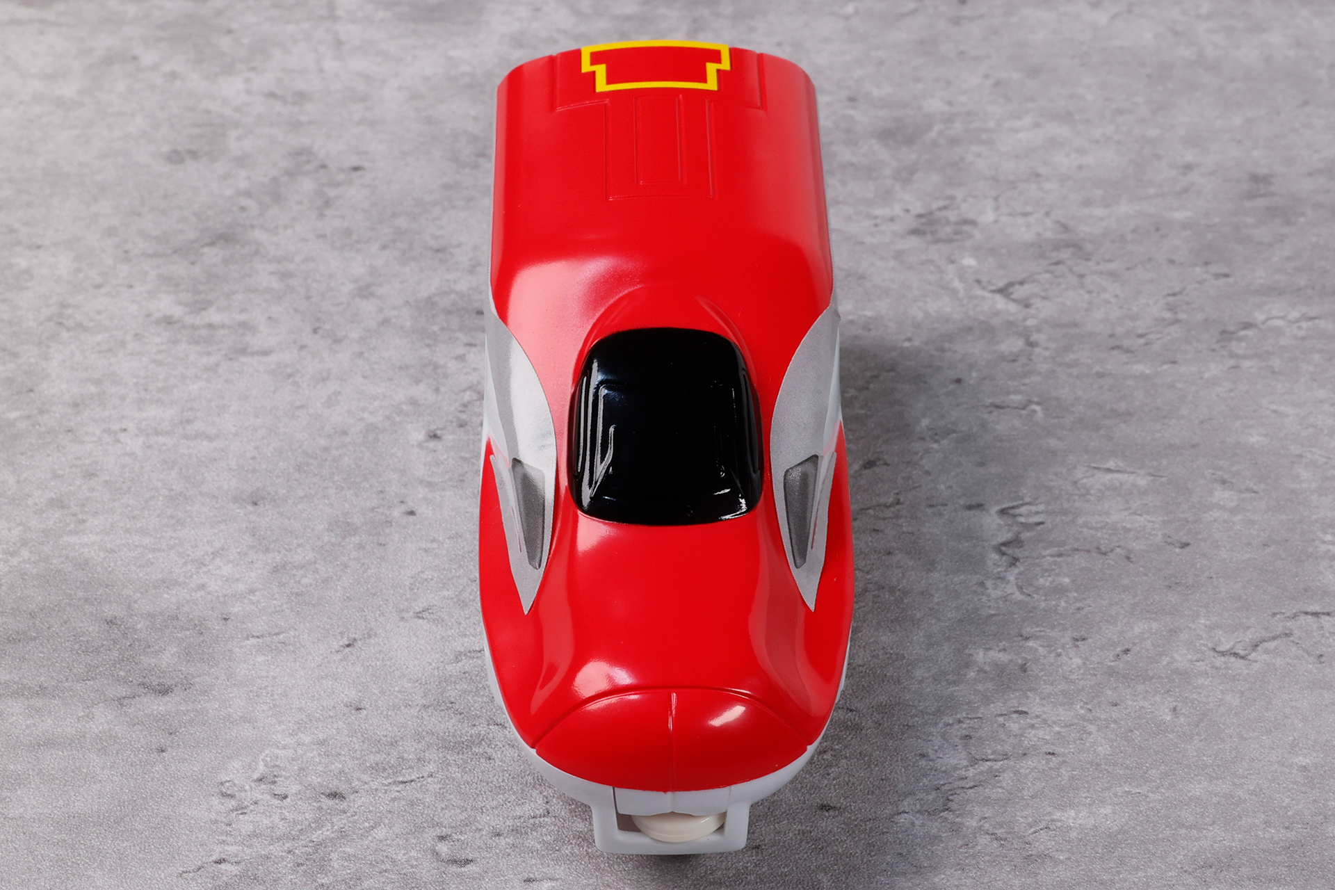 正面から見ると、赤い部分がよく目立つE6系新幹線こまち