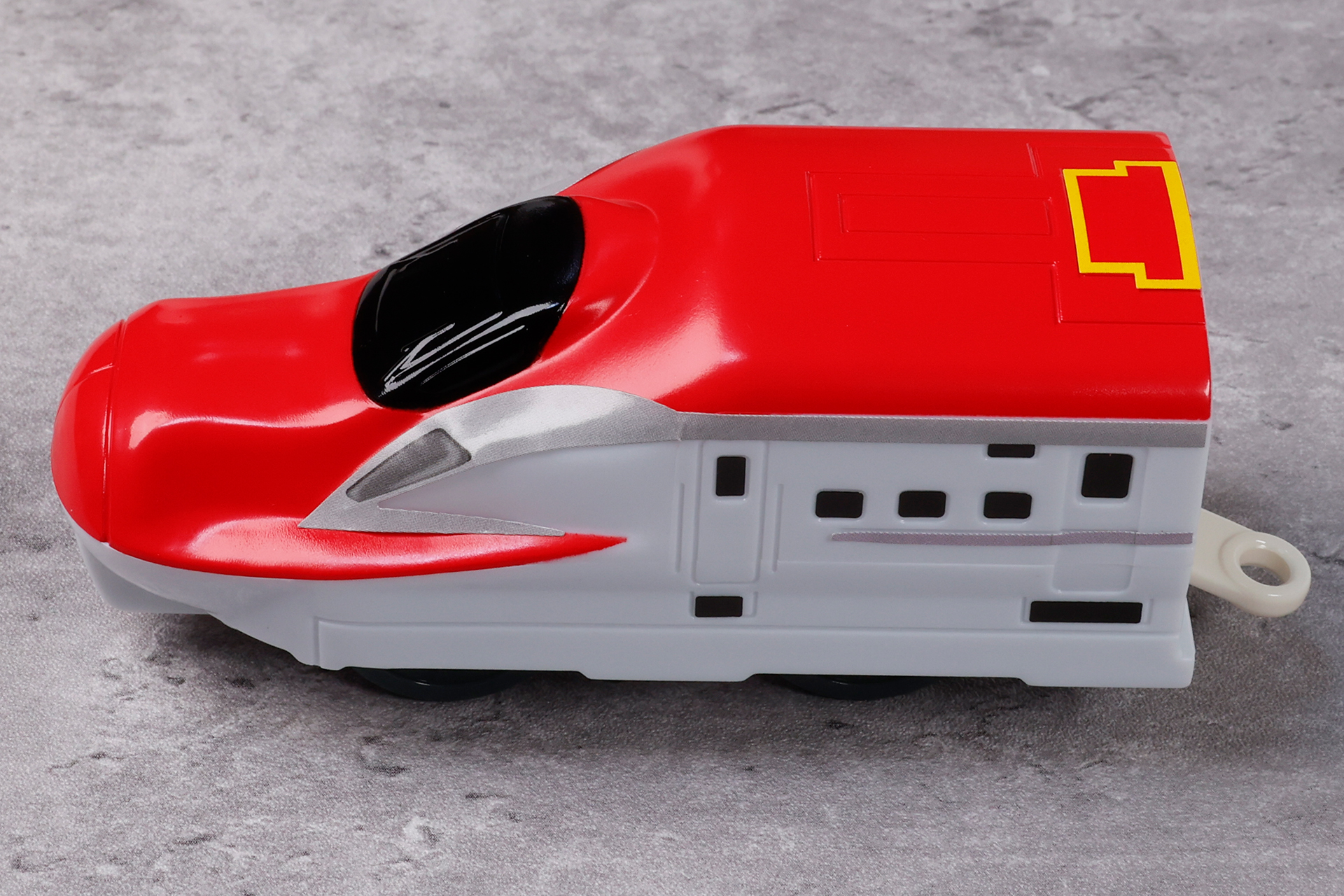 小さい窓ひとつひとつがシールで再現されたものだ