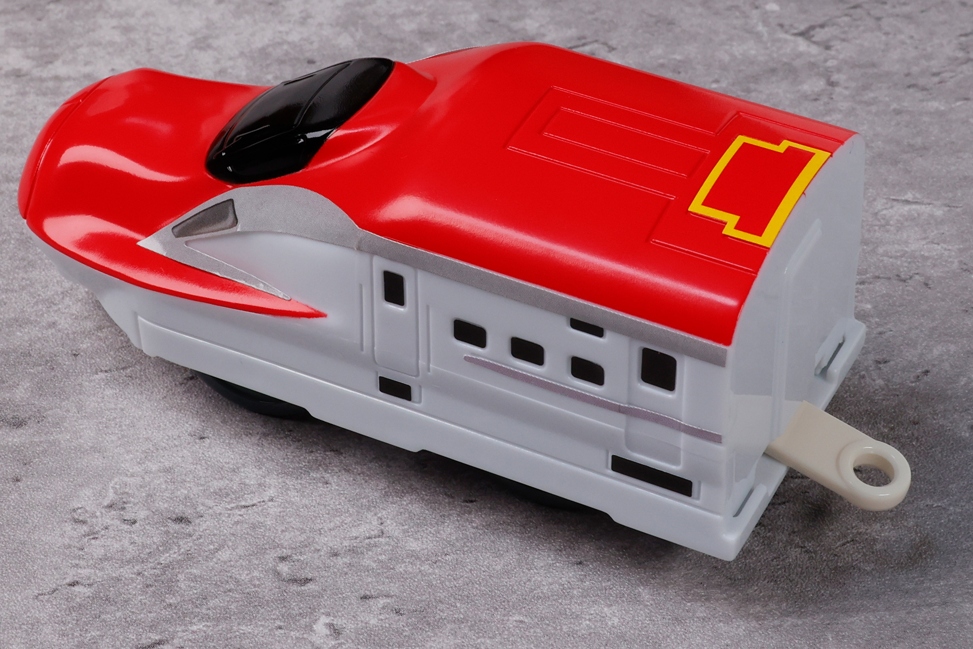 側面のラインなどもシールで再現している