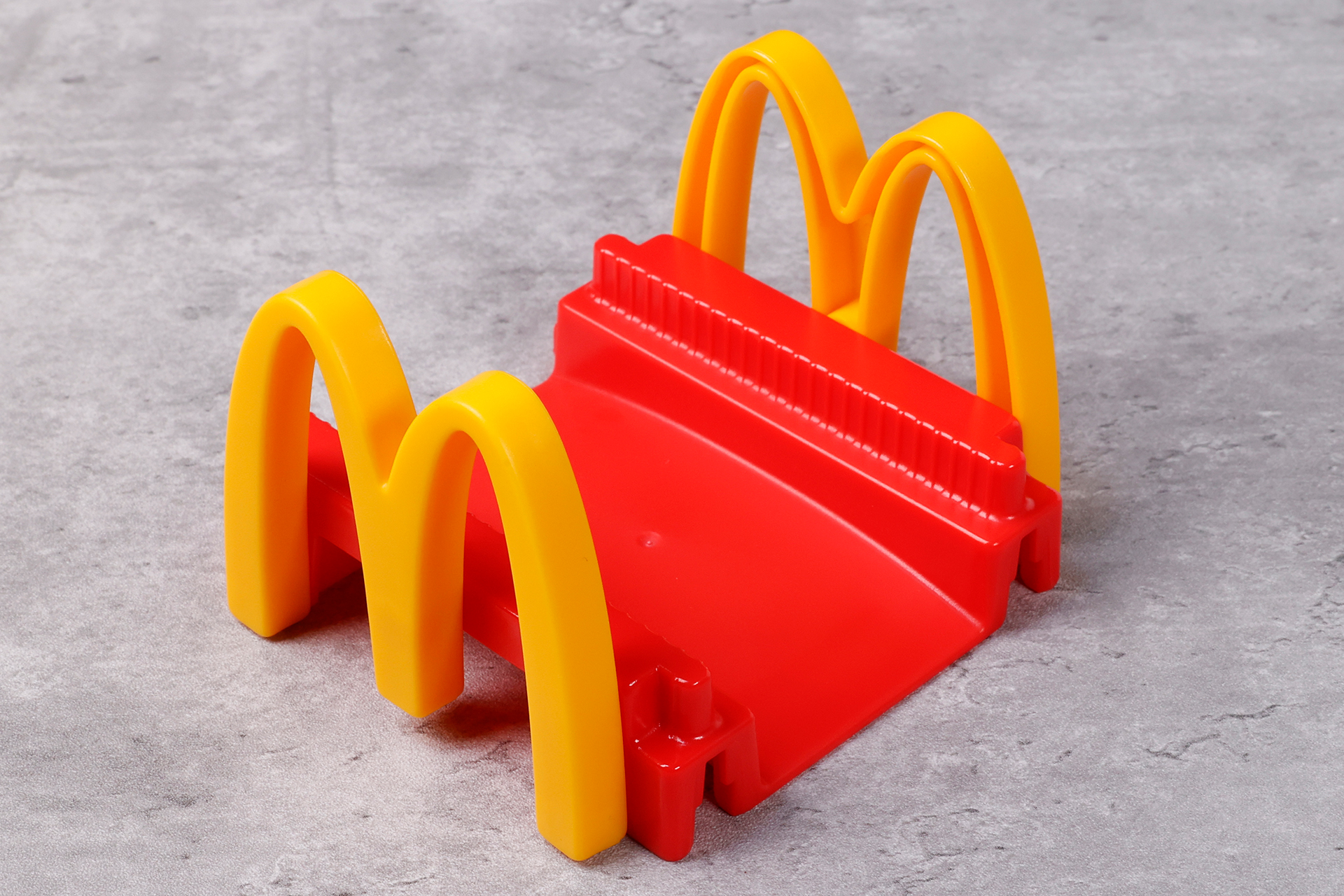 マクドナルドの大きなマークがふたつ付けられている