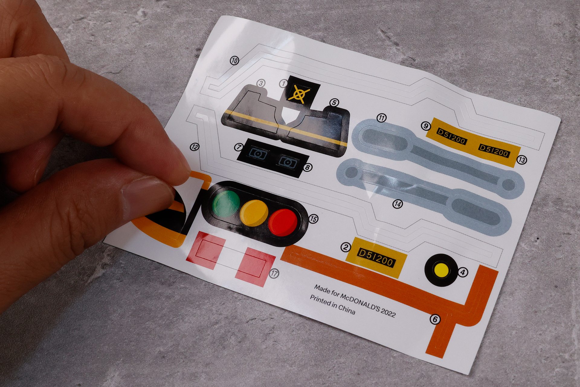 車両と情景パーツにシールを貼っていこう