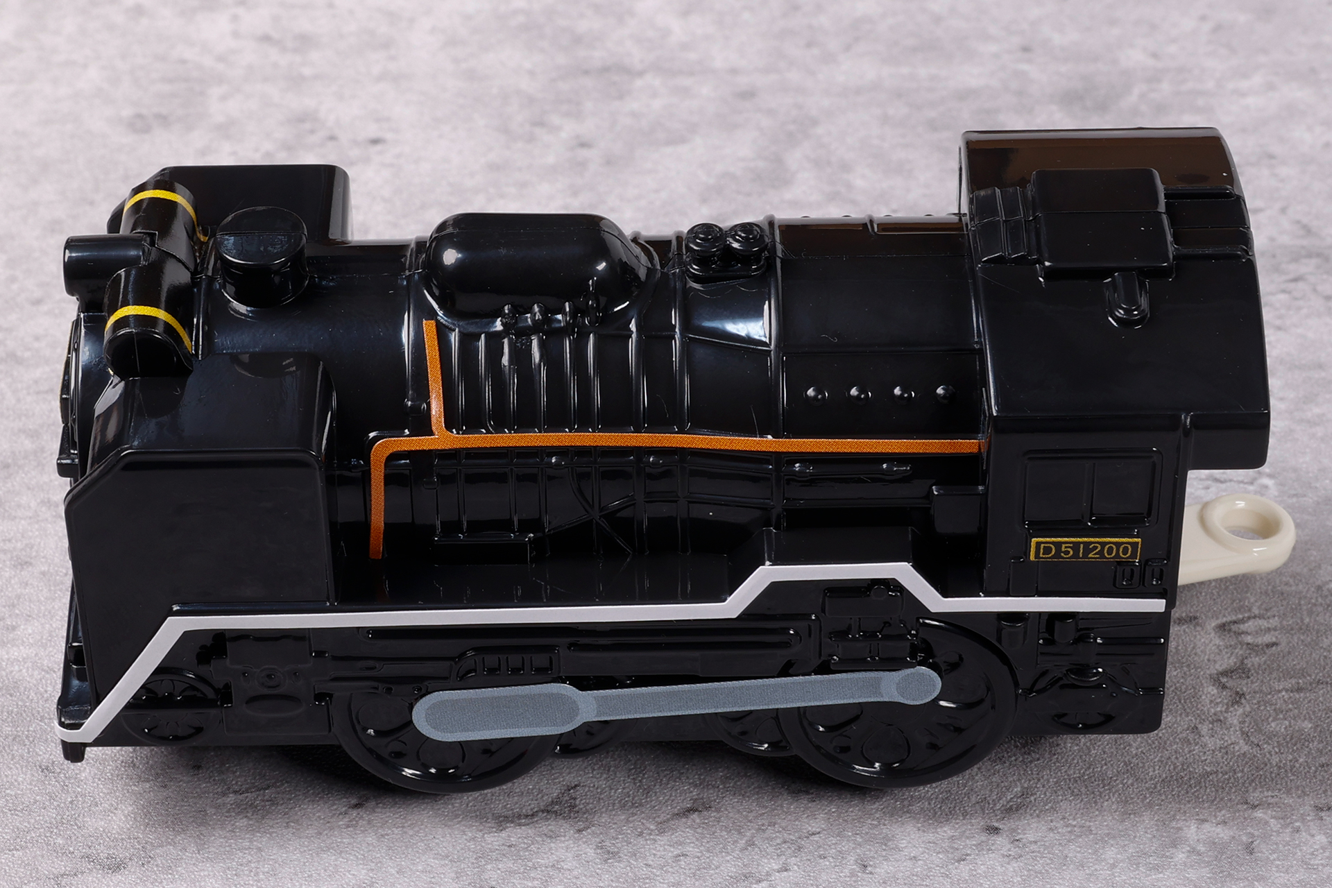 車両側面の模様などはシールで再現したものだ