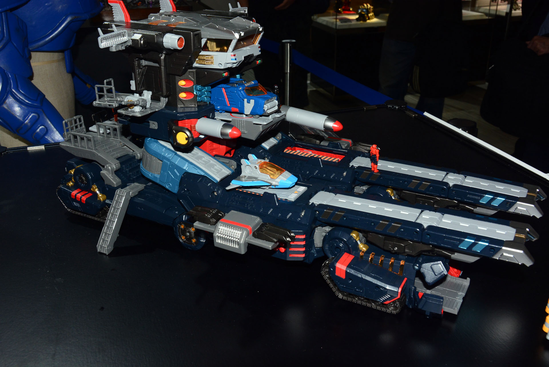 圧倒的な存在感を放つ陸上機動戦艦