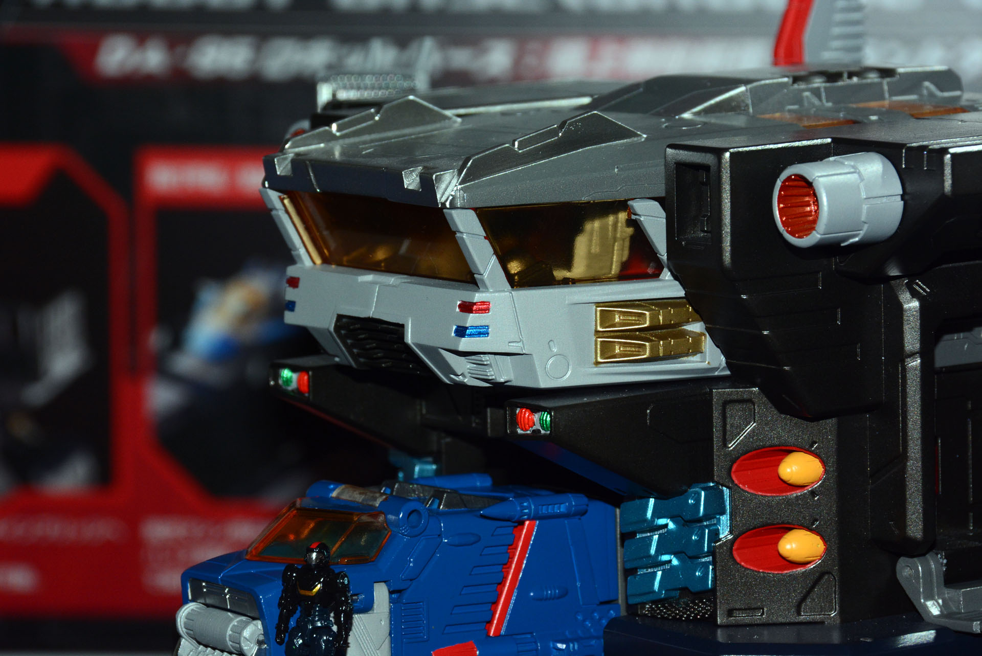 艦橋部分は内部に5人のダイアクロン隊員が着座できる。シャトルとして分離可能だ