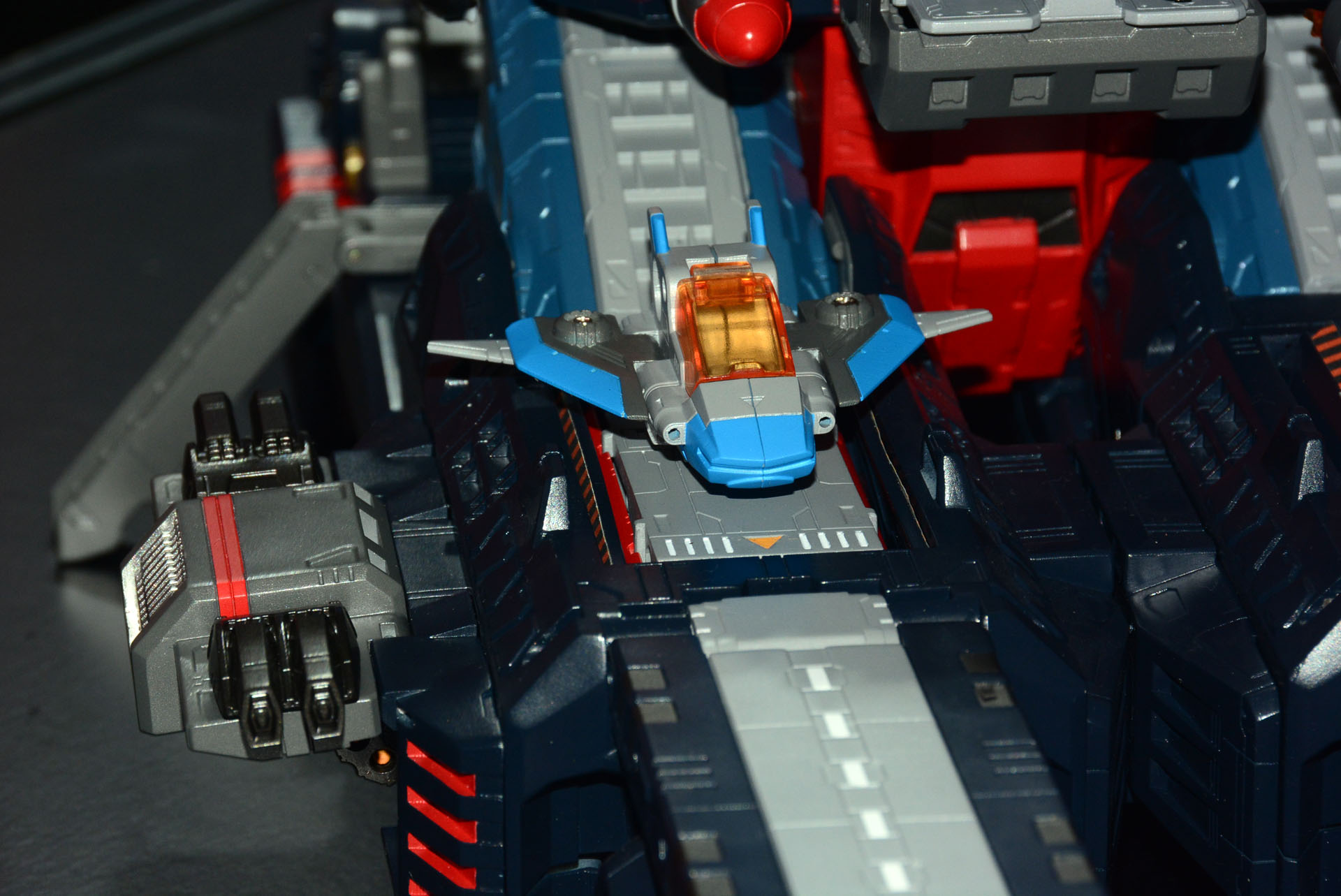 甲板からは迎撃戦闘機「ベースファイター」が出撃する