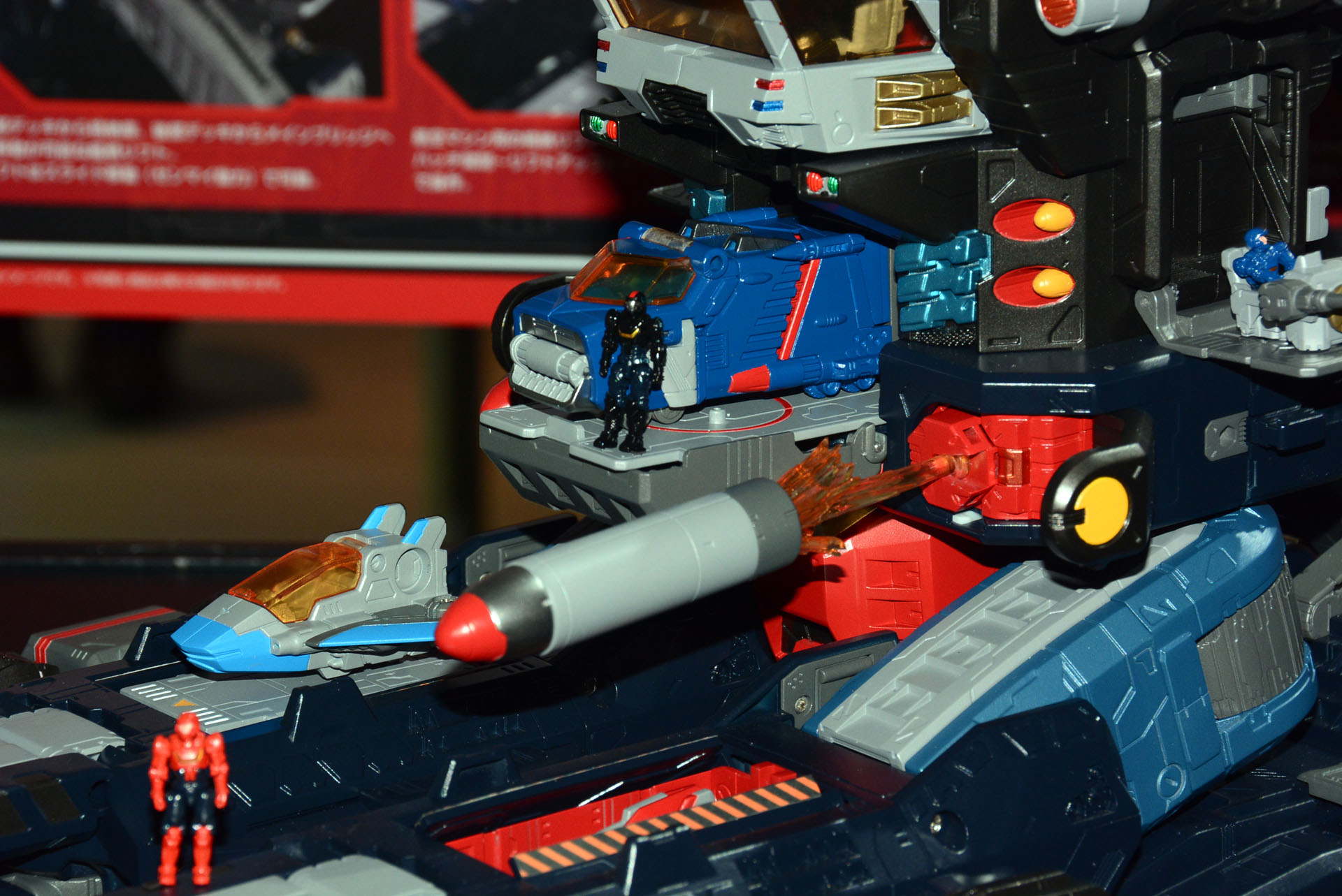 「FZ メガミサイル」はレバーをスライドさせると、ミサイルの発射シークエンスが実現できる