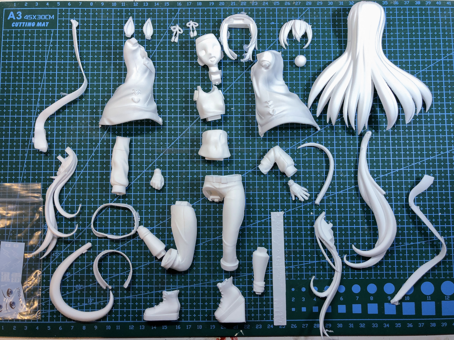 パッケージを開封して指示書通りにパーツを並べ、パーツの過不足を確認します。今回は無事全パーツがそろっていました。