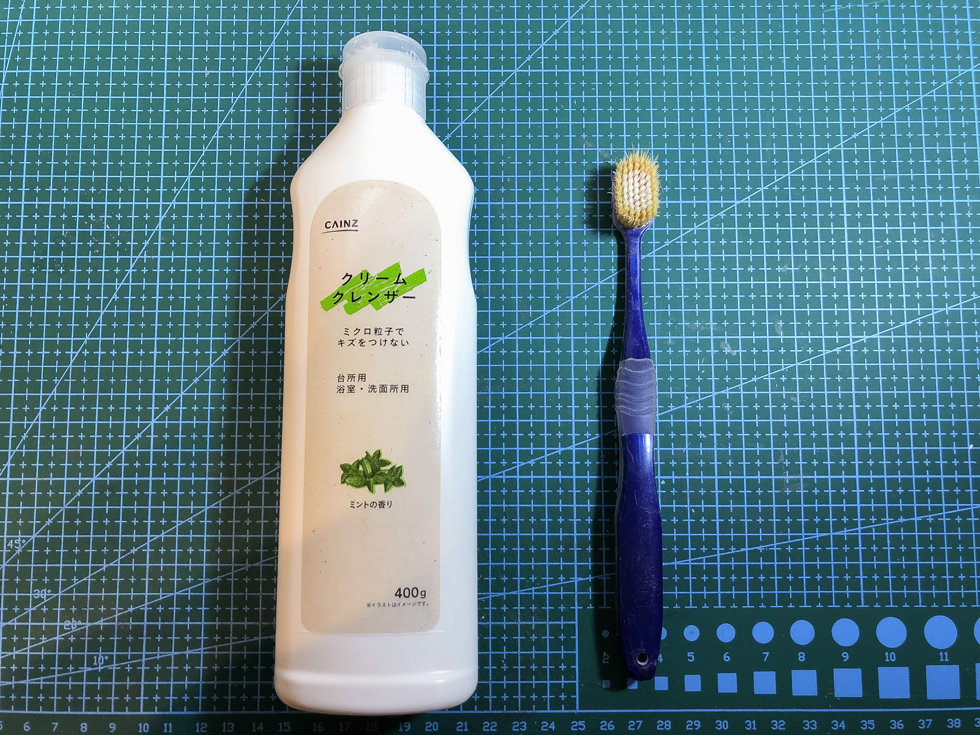 洗浄に使用したクリームクレンザーと歯ブラシ。ホームセンターなどで購入できます。