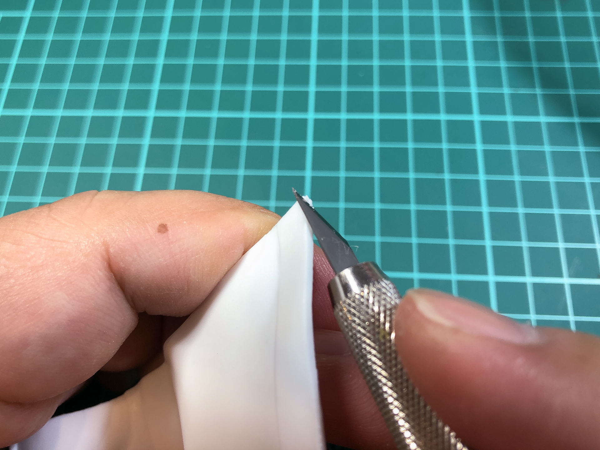 ナイフによるゲートカット。ナイフの刃は常に切れ味のいい状態を維持すると仕上がりもきれいです。