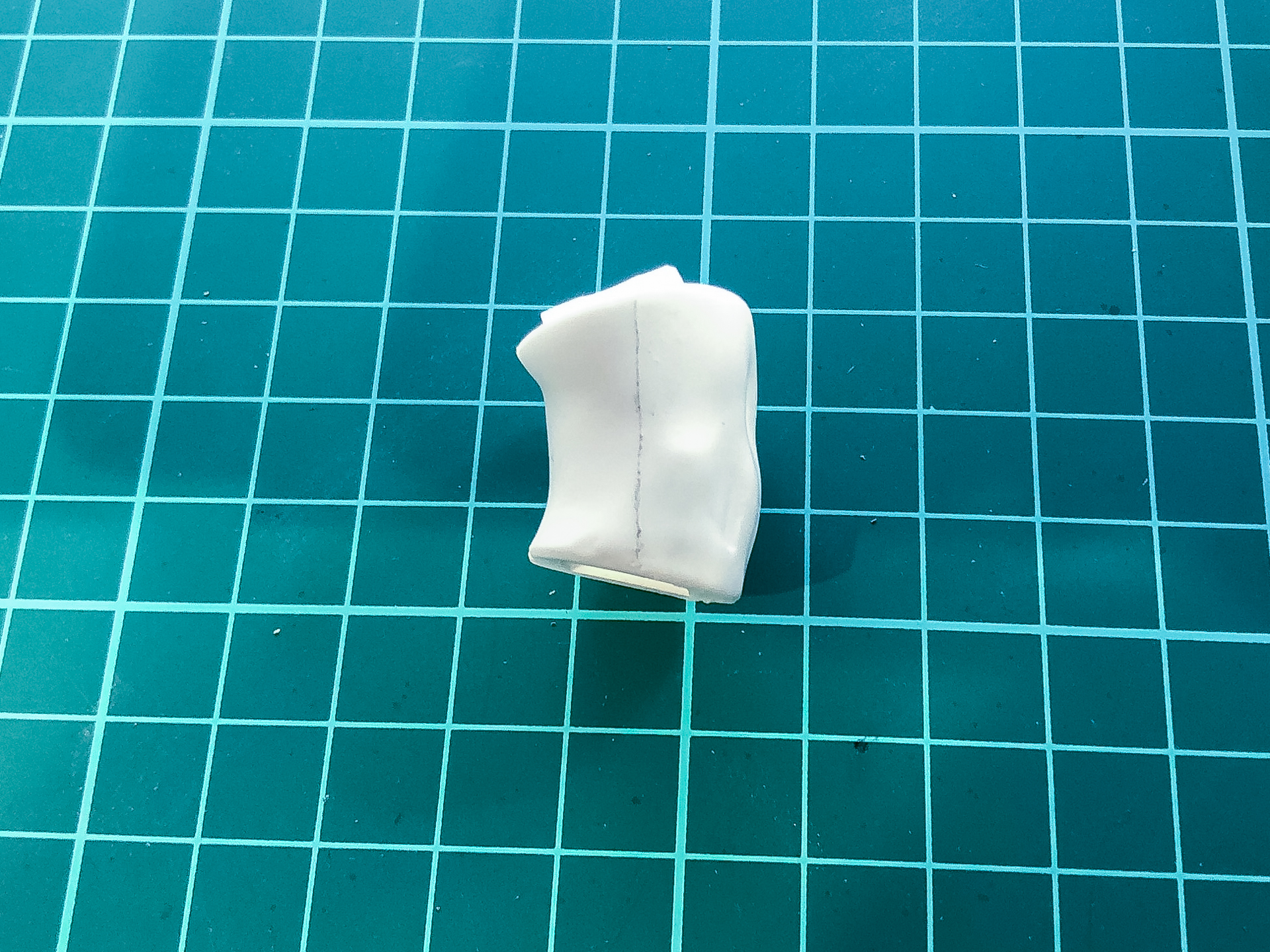 パーティングラインをはっきりさせるため、鉛筆で着色してみました。全パーツ、処理を行なっていきます。