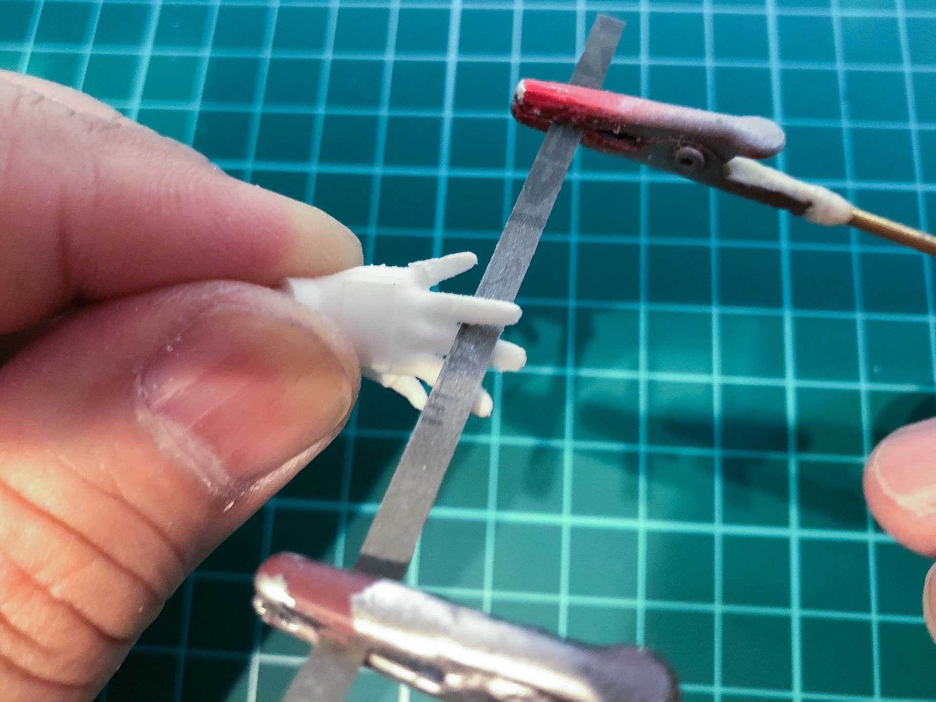 細かい箇所のやすり掛けは自作した弓型治具を使用してやすり掛けを行なっていきます。