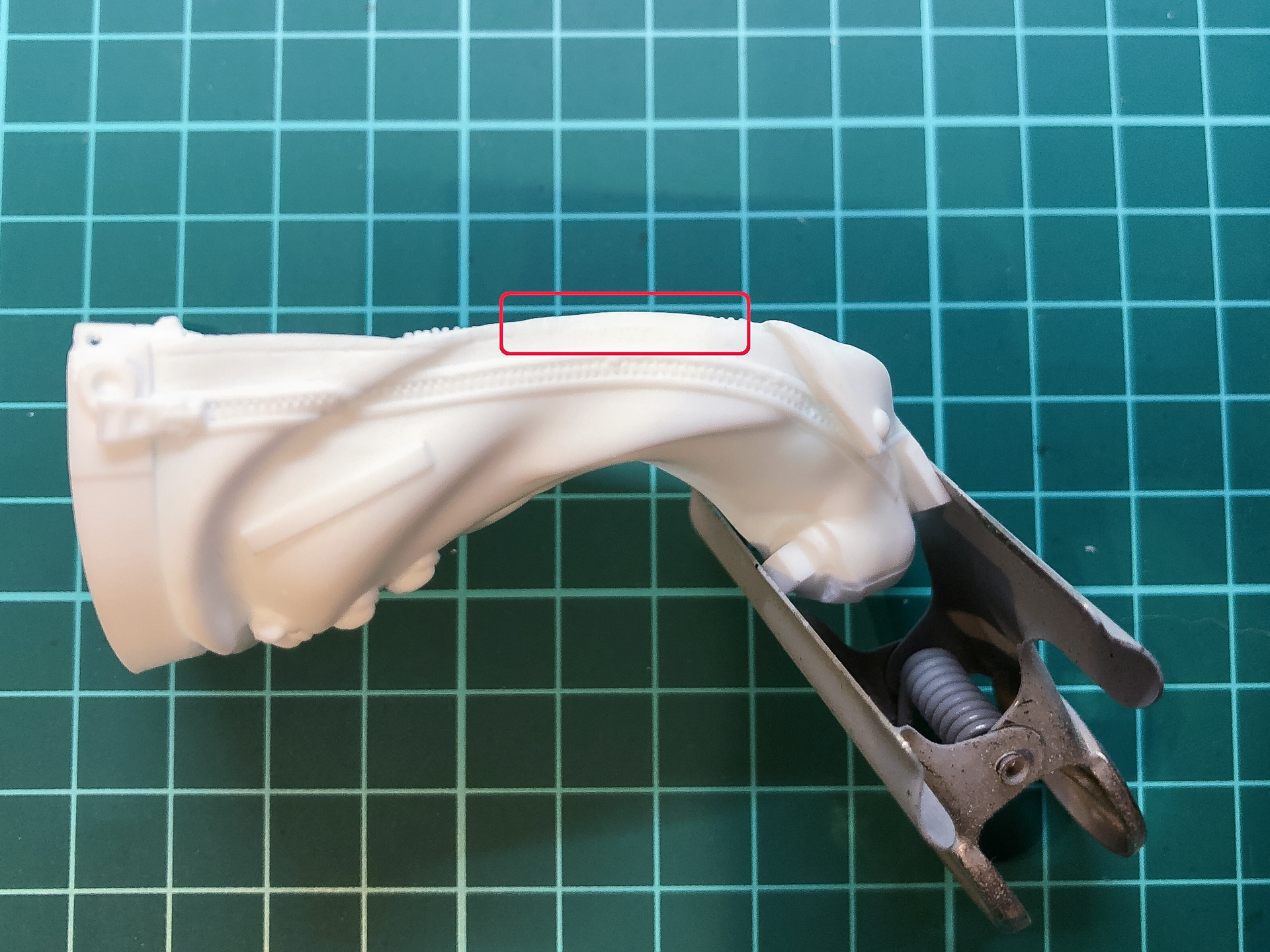 パーティングラインの処理によってディテールが消えてしまったパーツ。赤丸の部分にてディテールがなくなってしまいました。