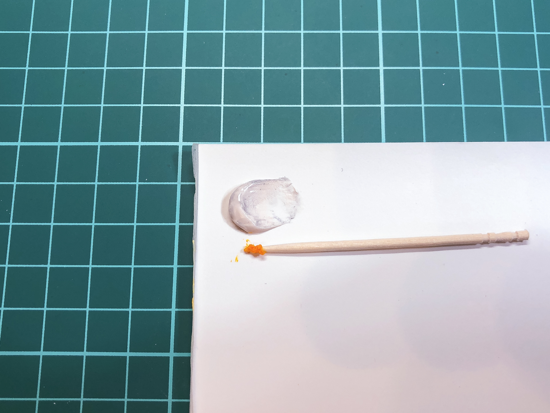 混合前のポリパテ。白が主剤、黄土色が硬化剤です。