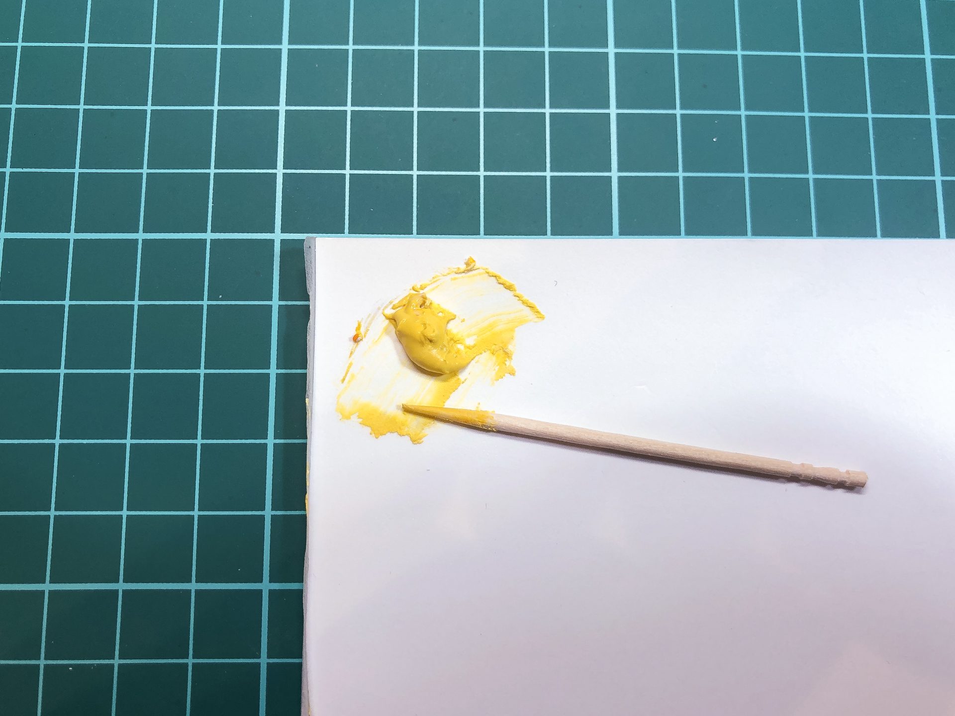 混合したポリパテ。約1時間で硬化が始まります。