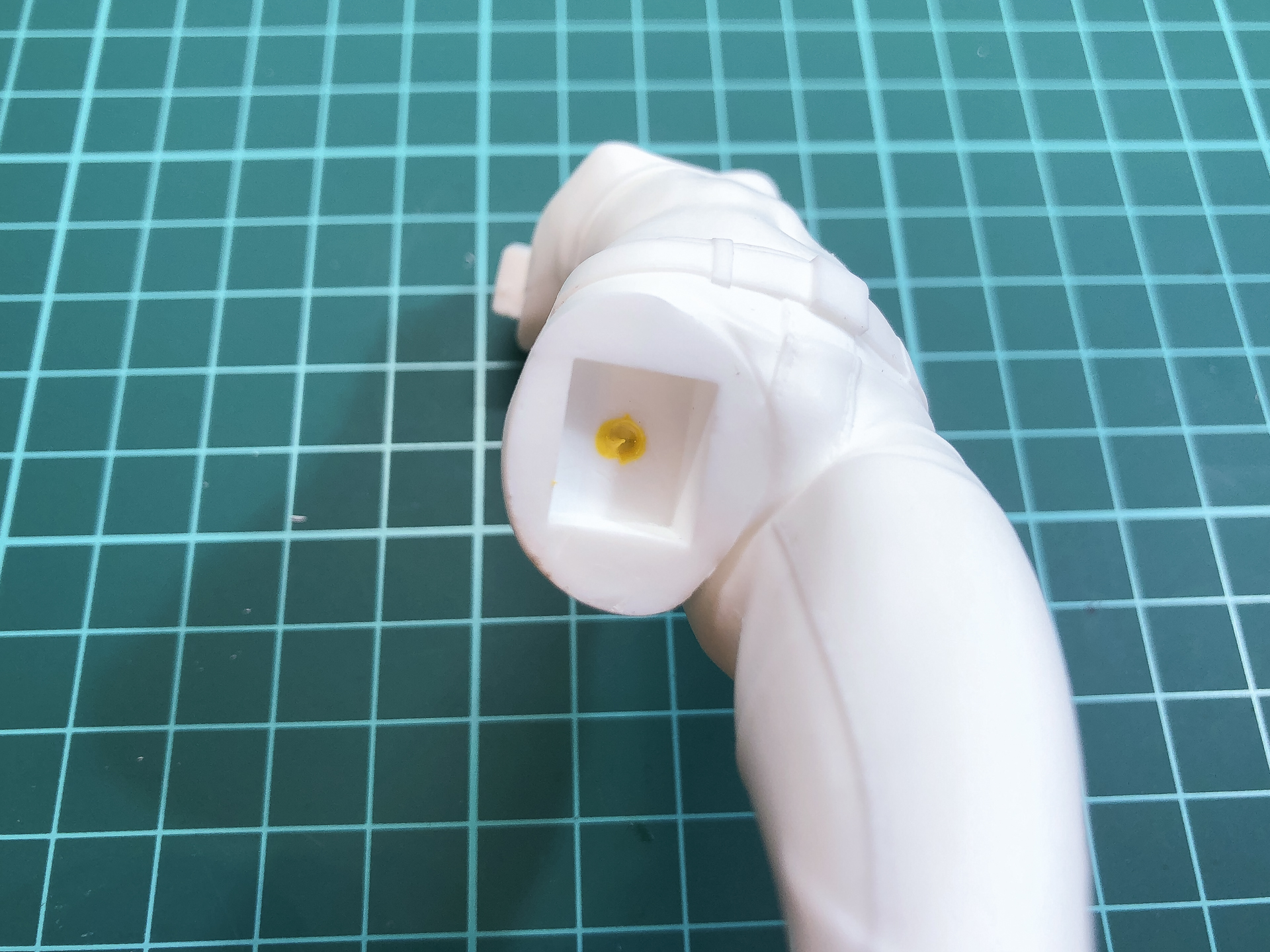 拡張した開孔部にポリパテを充填します。