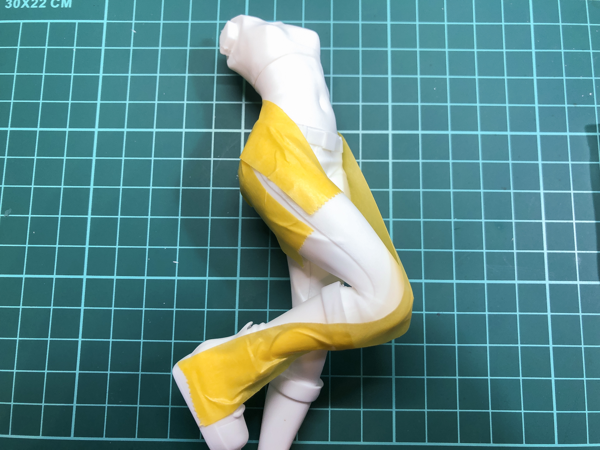 パーツをハメ合わせ、パテが硬化するまでマスキングテープで固定しておけばガタツキはなくなります。