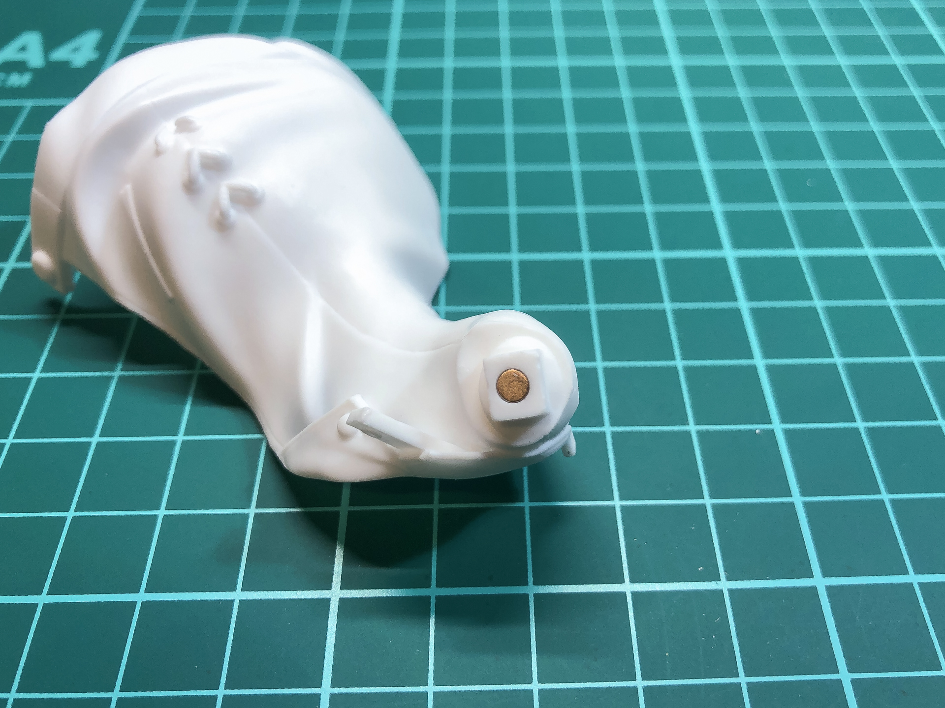 マグネットを埋設したパーツ。埋設するだけで固定可能なので作業時間短縮につながります。磁極の向きには注意が必要です。