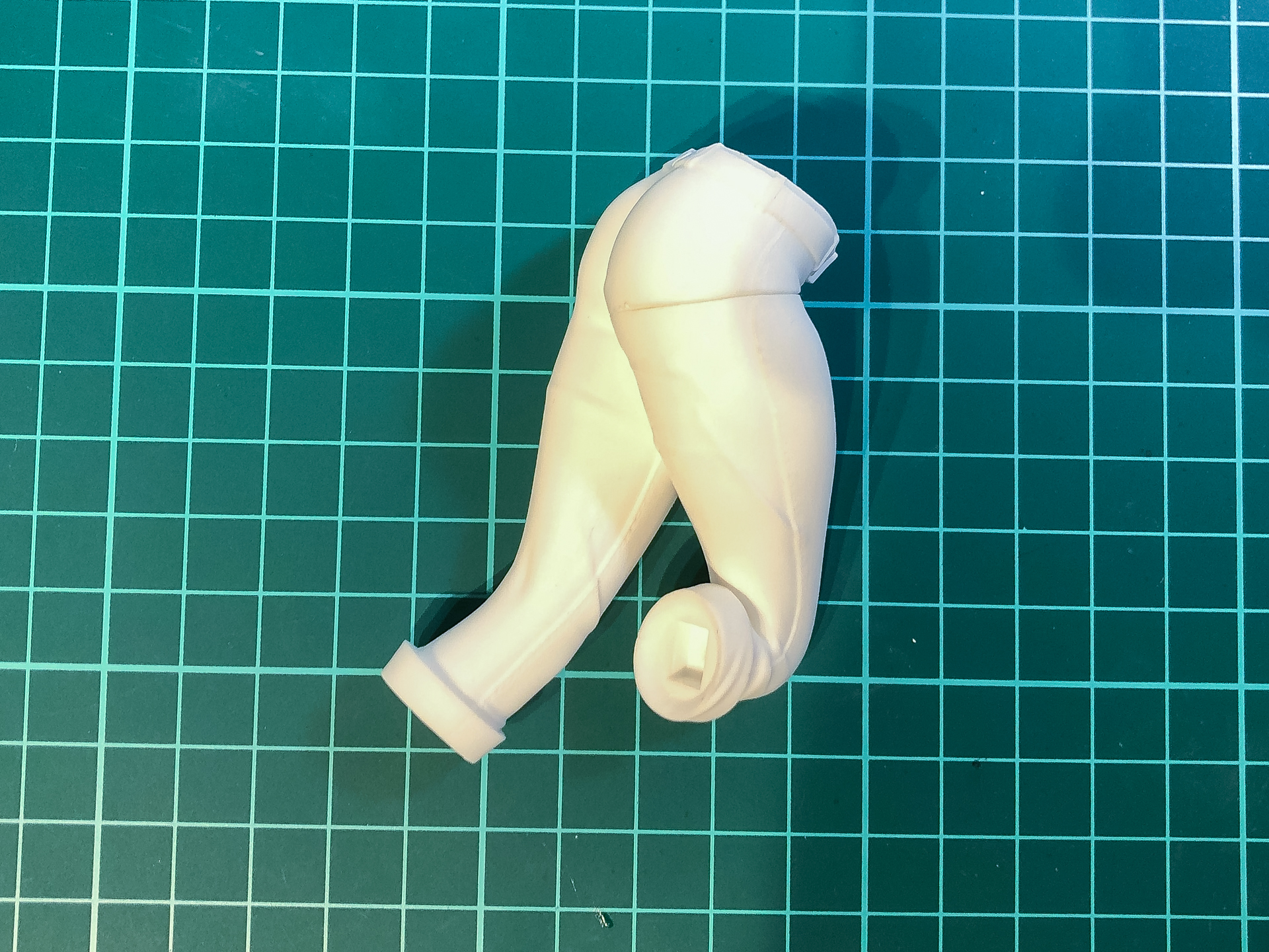 合わせ目が目立つ脚パーツ。これから合わせ目消しを行なっていきます。