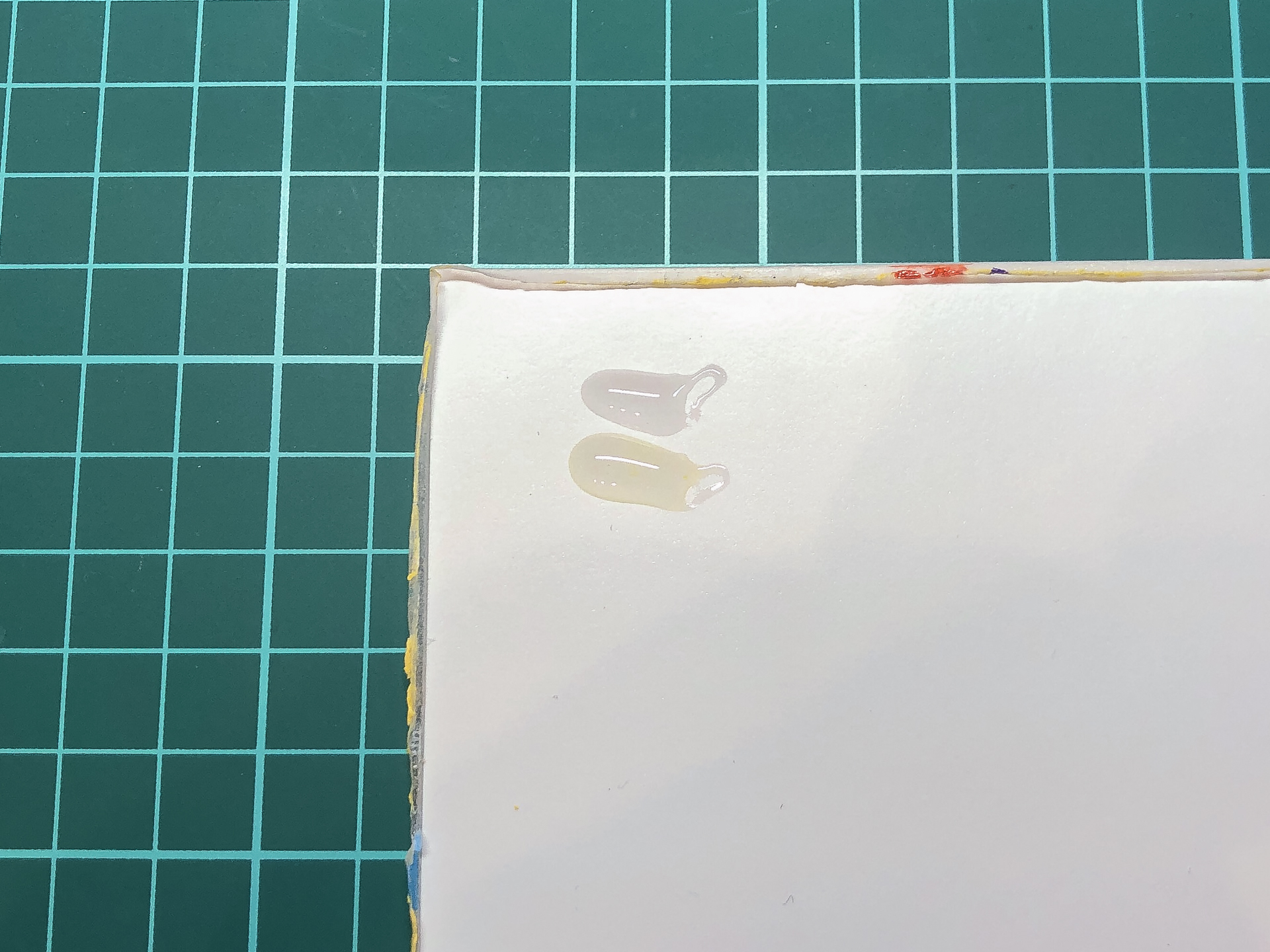 パーツ同士の固定に使用したエポキシ接着剤。A剤とB剤の2種類を混ぜ合わせることで接着できます。