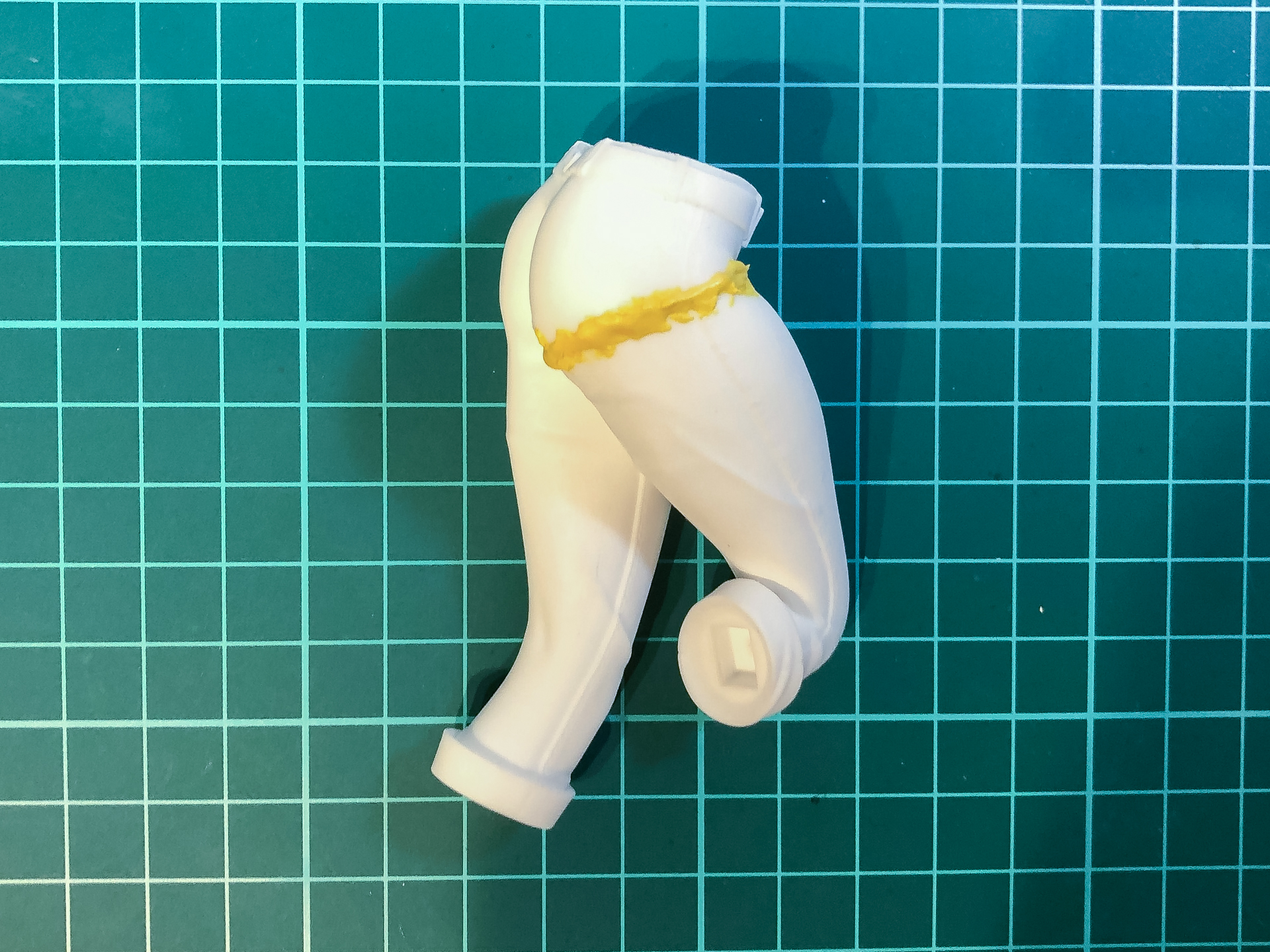 パテを盛りつけた脚パーツ。硬化時に収縮するので多めに盛ります。