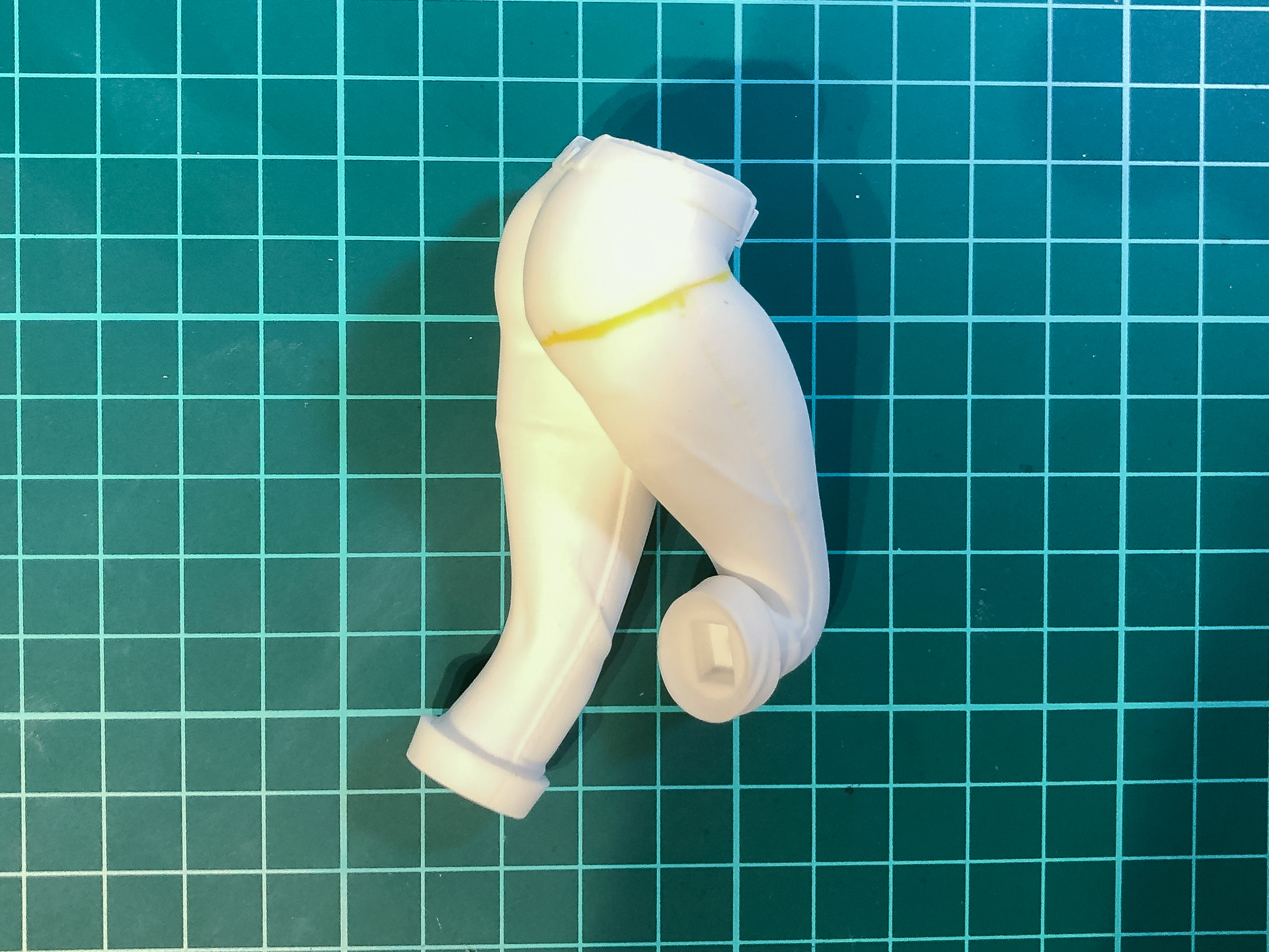 ポリパテが硬化したら神ヤスの400番を使用して整形。これで合わせ目はきれいに消えました。