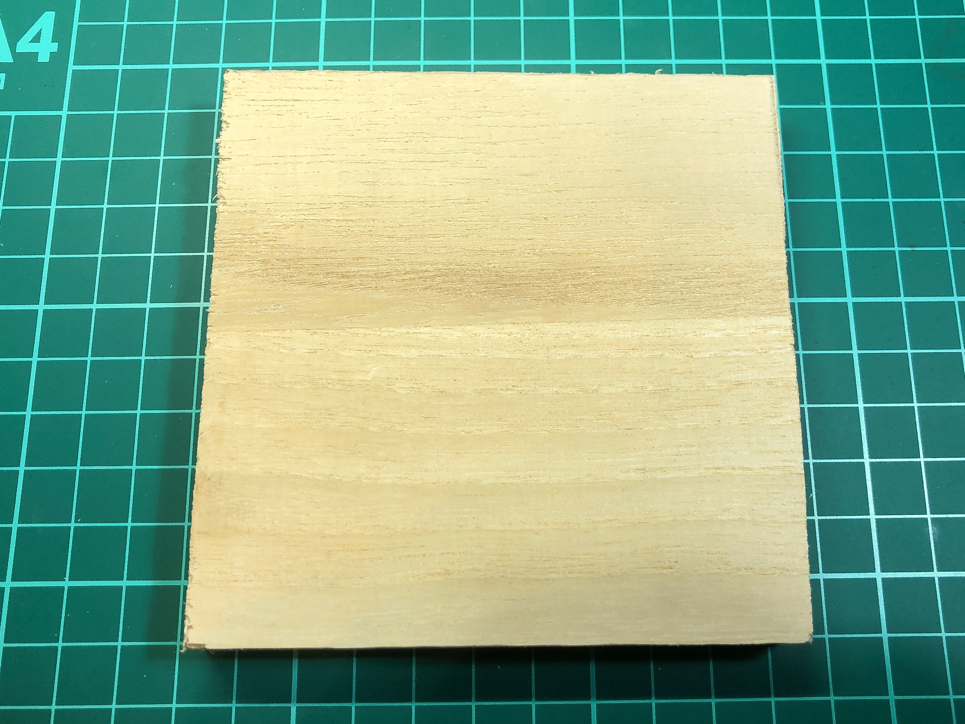 切り出しを行なった木材。このままでは見た目が悪いので少し加工していきます。