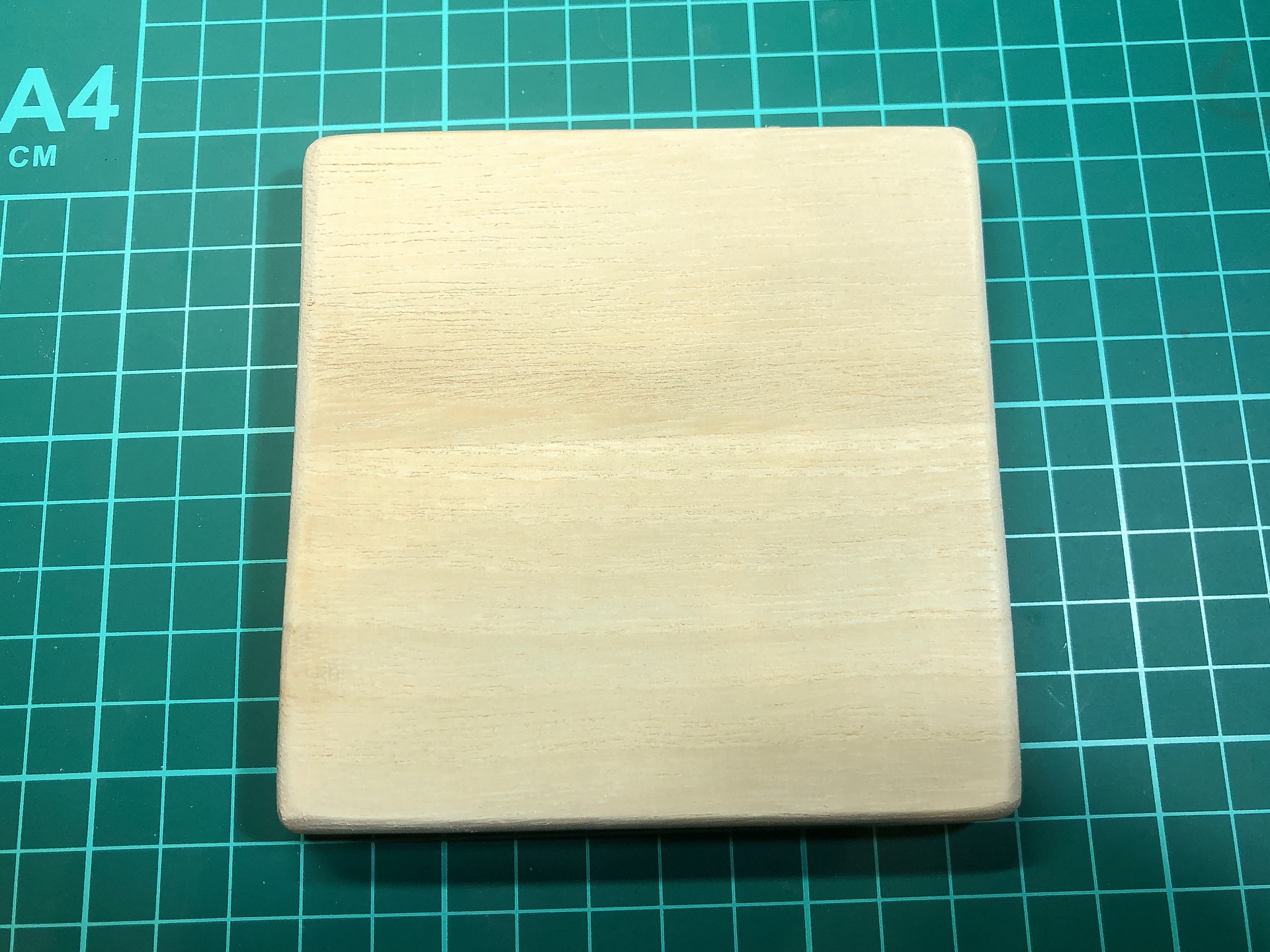 加工を行なった土台。今回は角をやすりで面取りを行ないました。