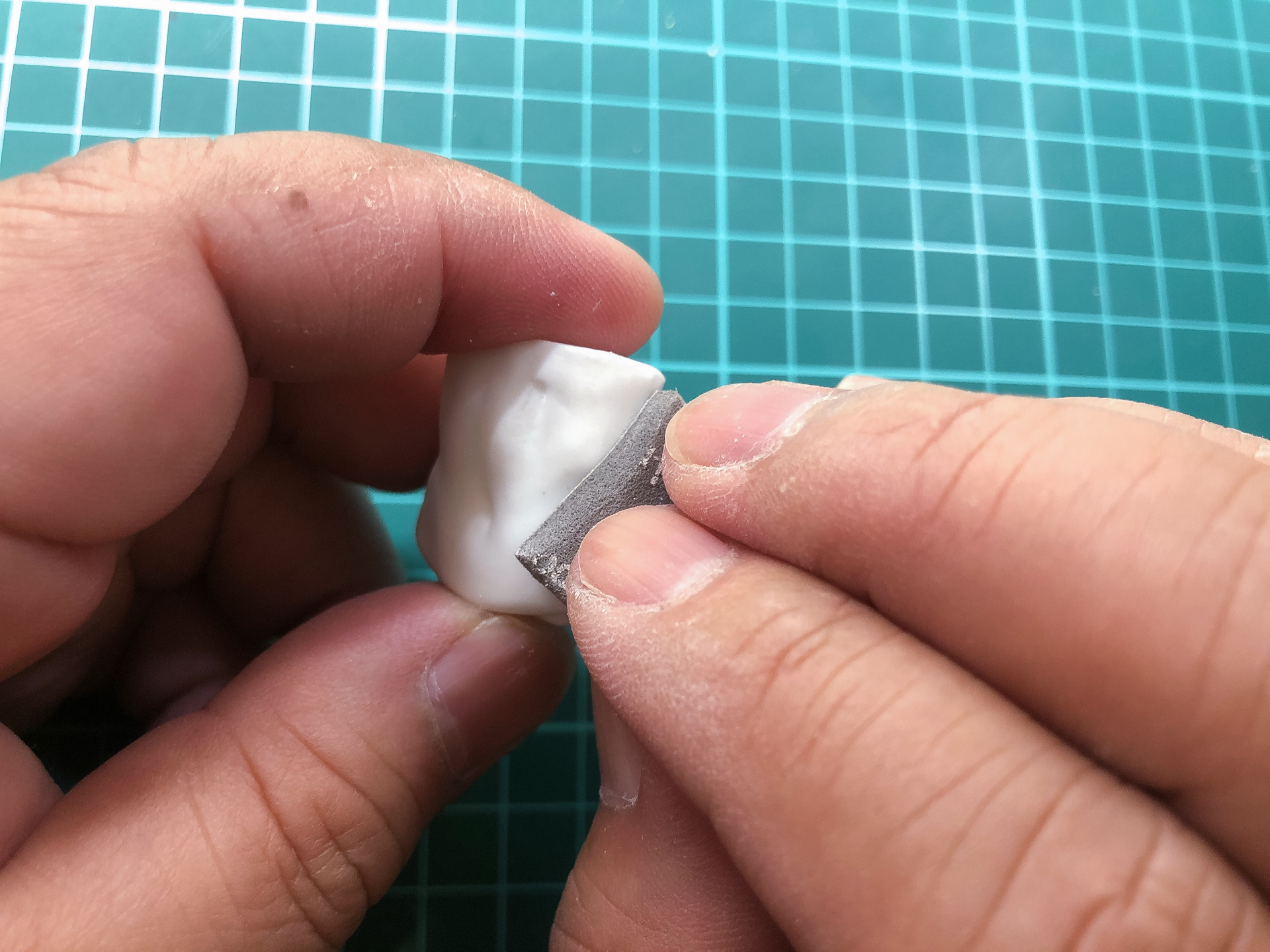 パーツの隅々までやすりで磨いていきます。