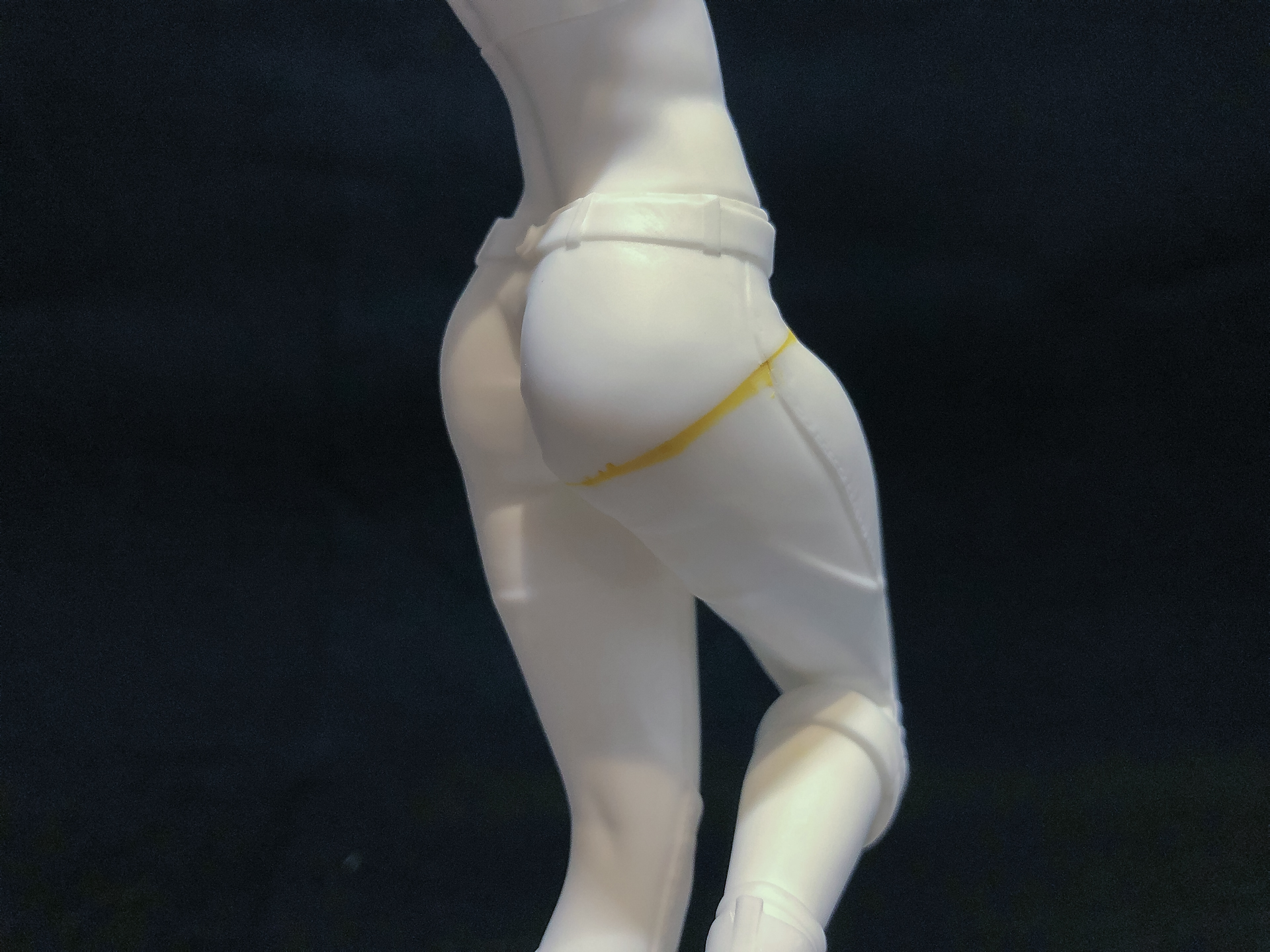 合わせ目消しを行なった脚パーツ。この上から塗装すれば合わせ目は目立ちません。