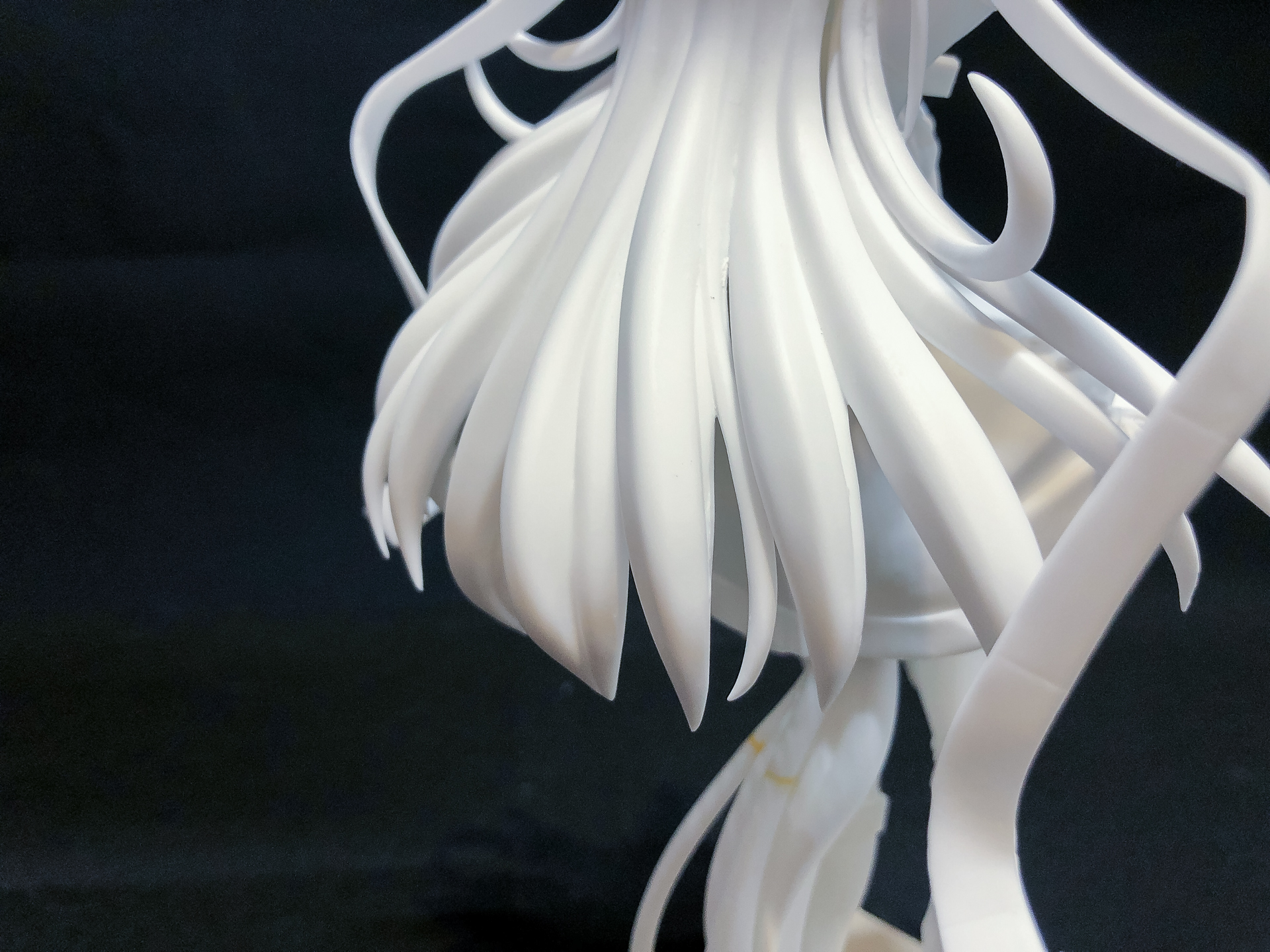 髪の毛のアップ。毛束の隙間すべてにやすりを掛けています。