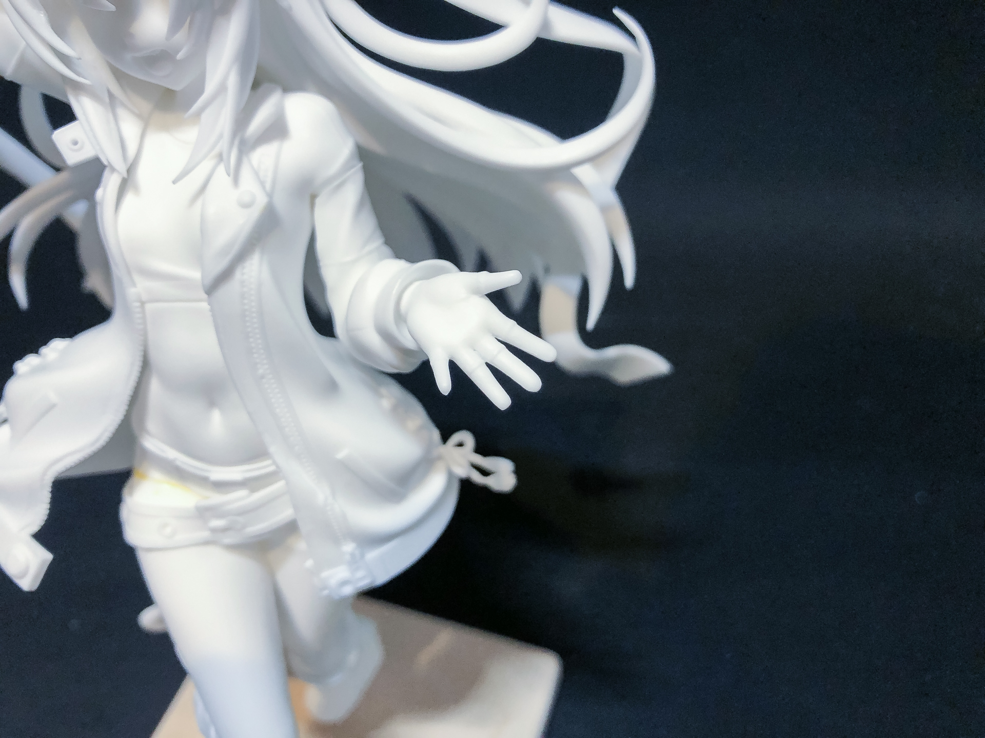 左手のアップ。指は細いので折ってしまわないように注意が必要です。