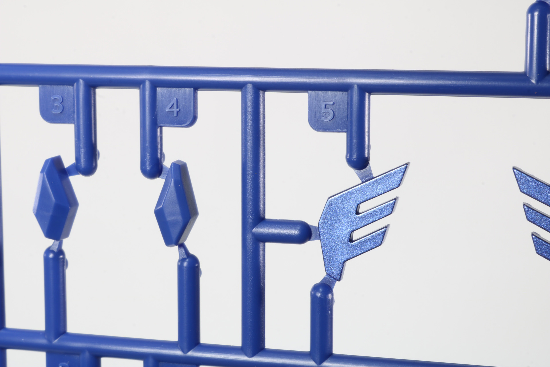 同系の色でもパーツによってメタリック塗装が施されている