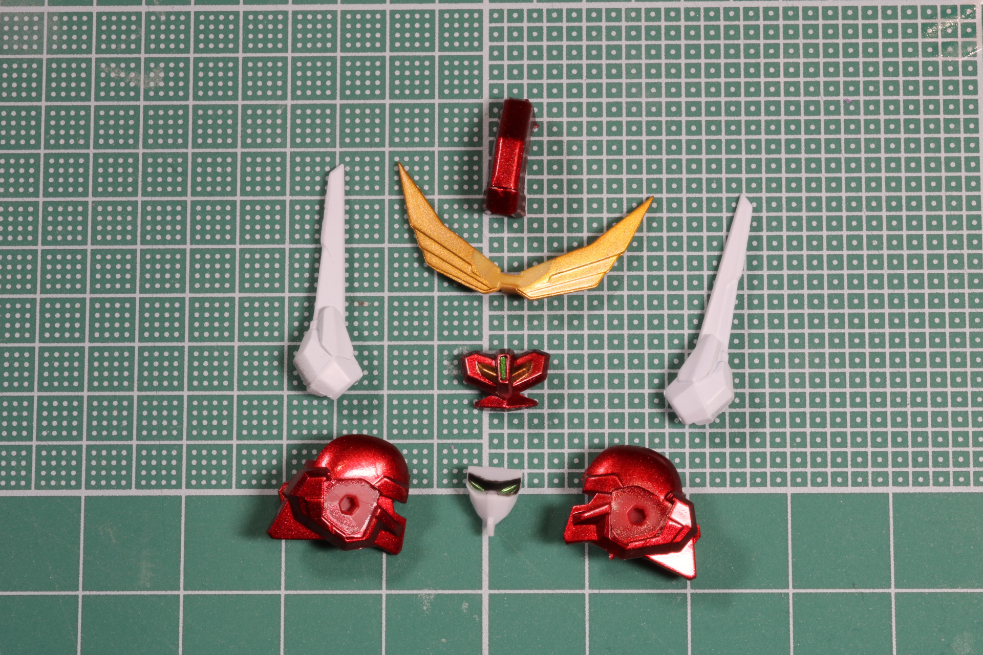 頭部はメタリックレッドやゴールドで存在感抜群。マスクをした表情もカッコいい