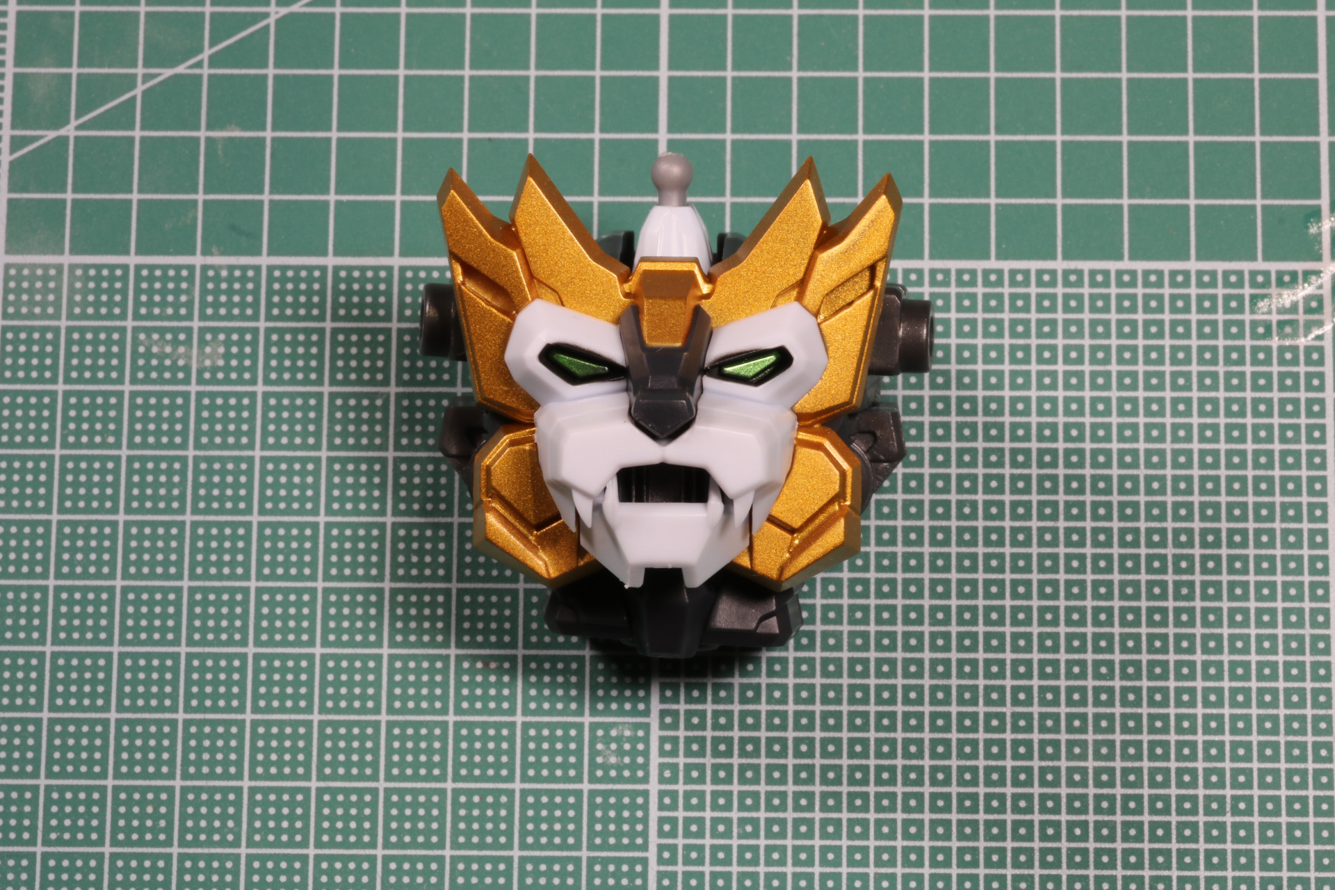 象徴的なライオンヘッドは口部分が開閉する