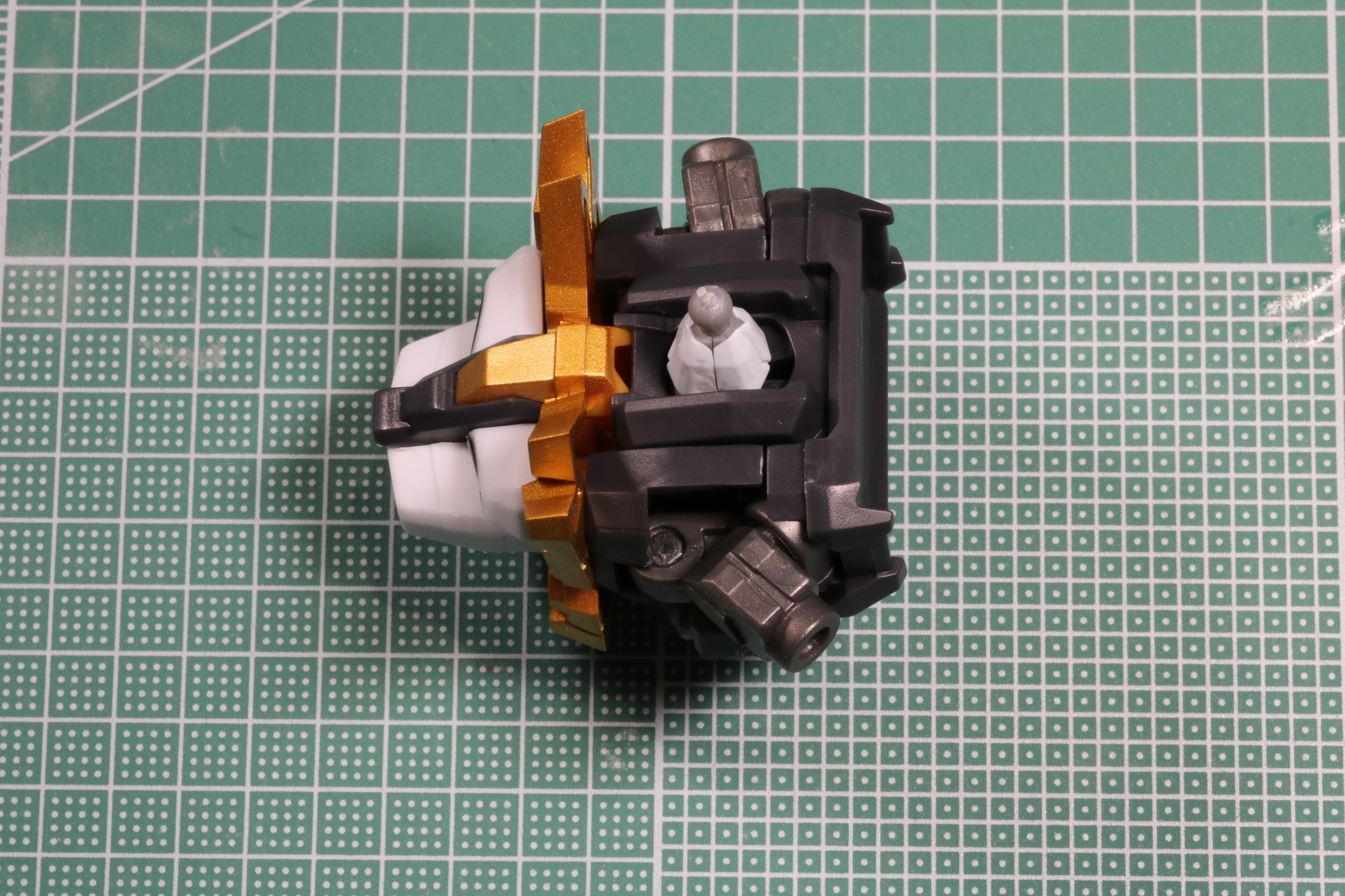 肩口は引き出し機構が備わり、腕の動きをサポート