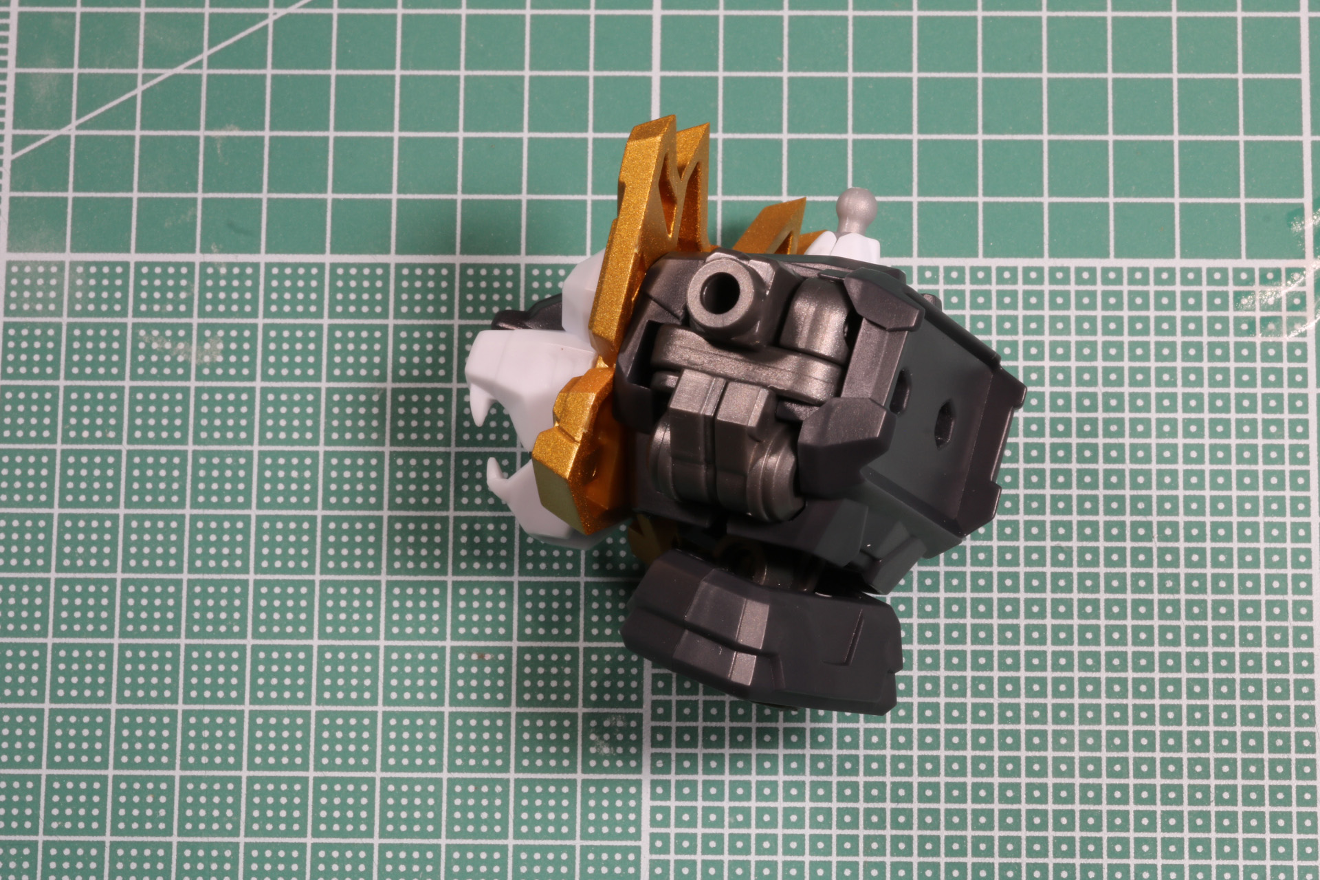 腹部は2重関節で胴体の前屈などの動きが可能