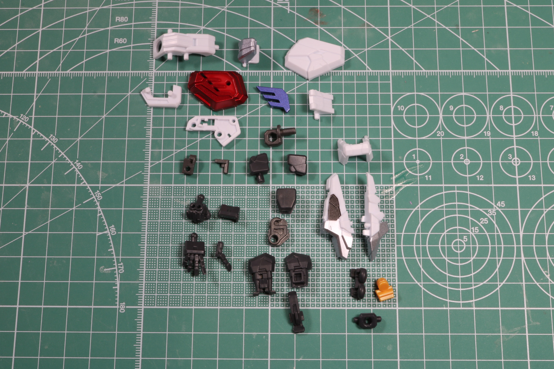 二の腕と肩の軸可動と肘の二重関節となっている。また、キングローダーの車輪部分もパーツ化されている