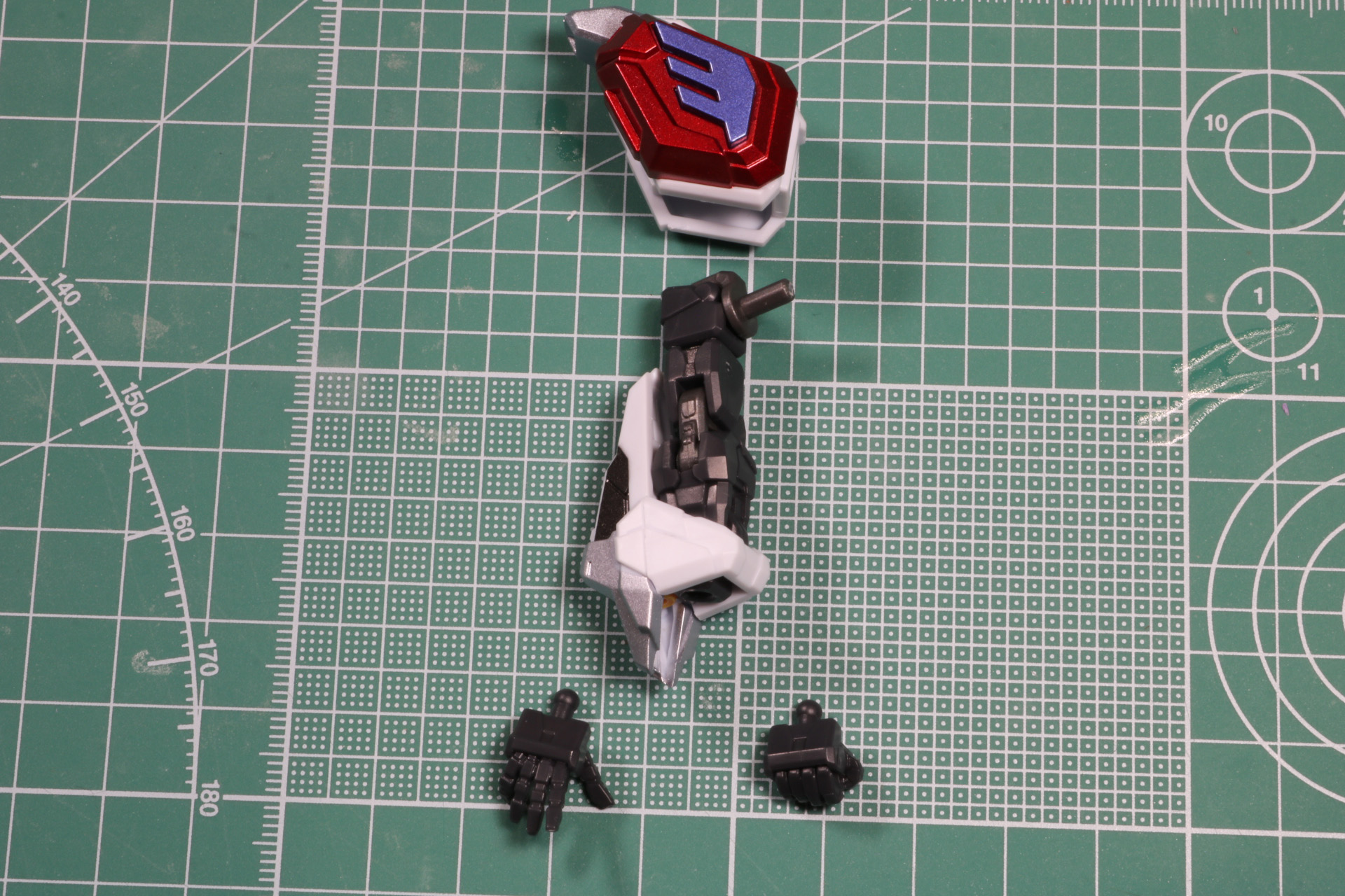 肘関節と軸可動で幅広いアクションが期待できる