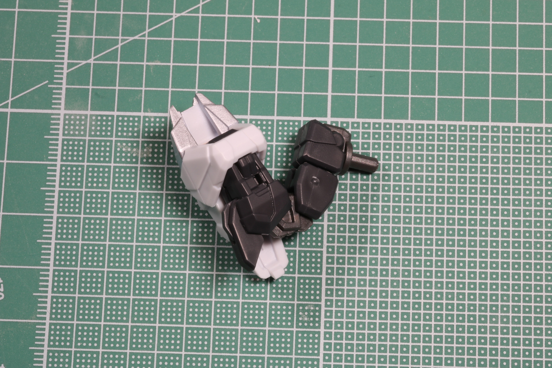 肘関節と軸可動で幅広いアクションが期待できる