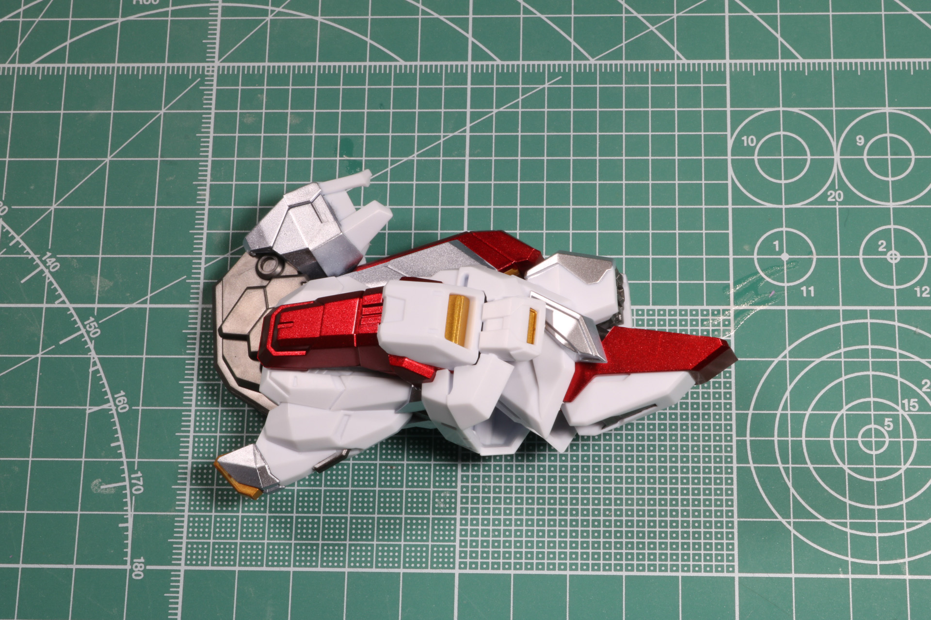 膝下の大きな造形と二重関節、つま先の可動ができる